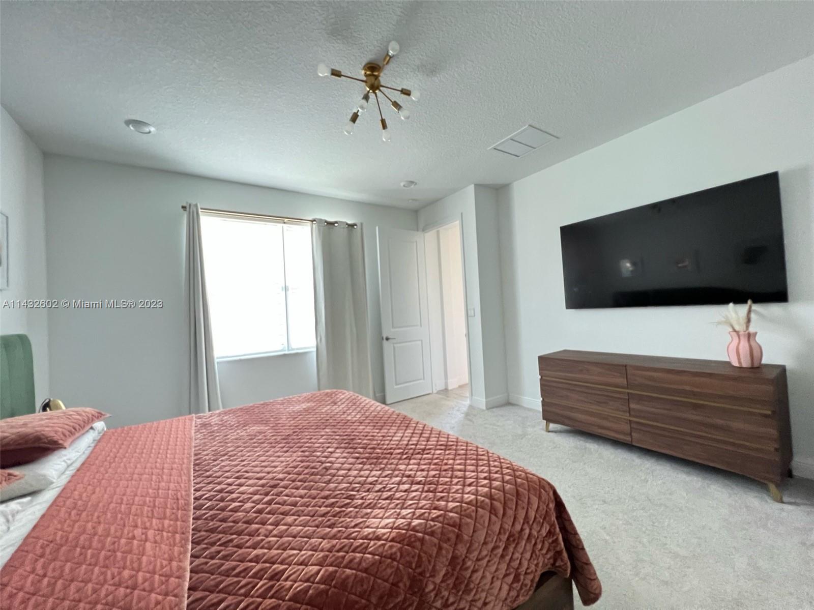 CRYSTAL LAKE 1ST SEC - Residential Lease