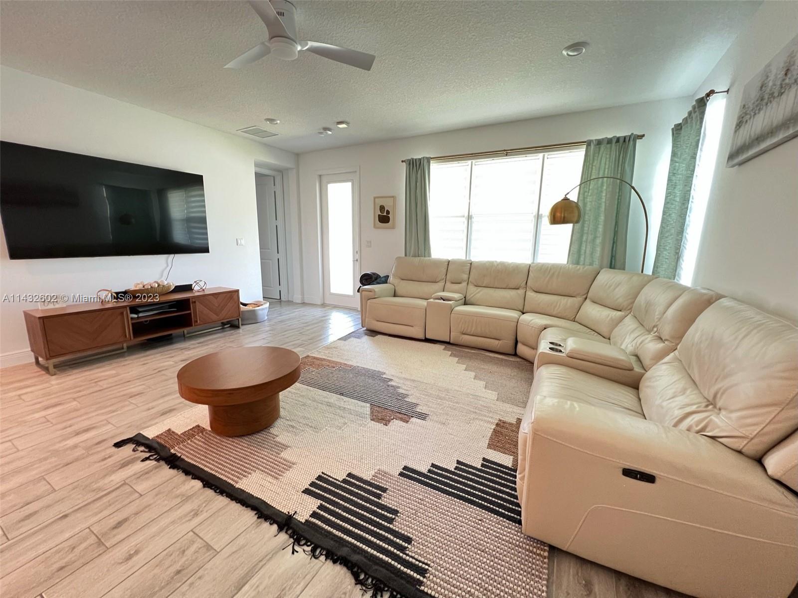 CRYSTAL LAKE 1ST SEC - Residential Lease