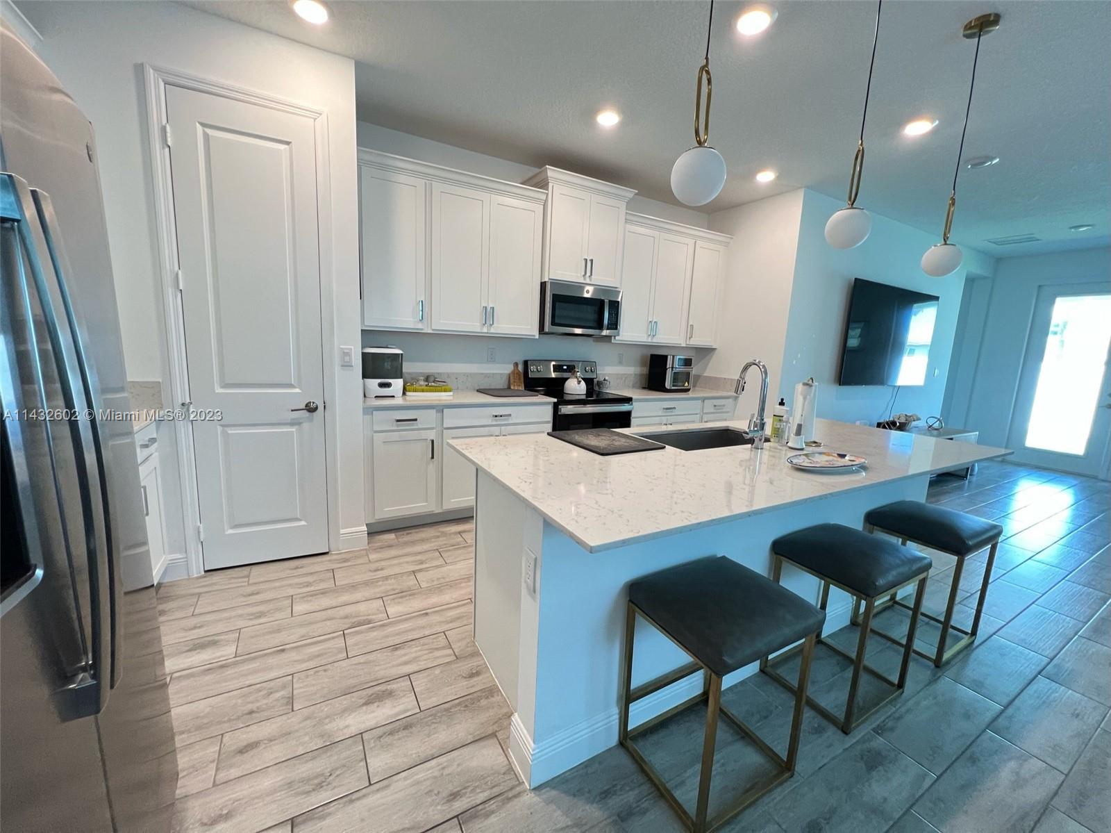 CRYSTAL LAKE 1ST SEC - Residential Lease