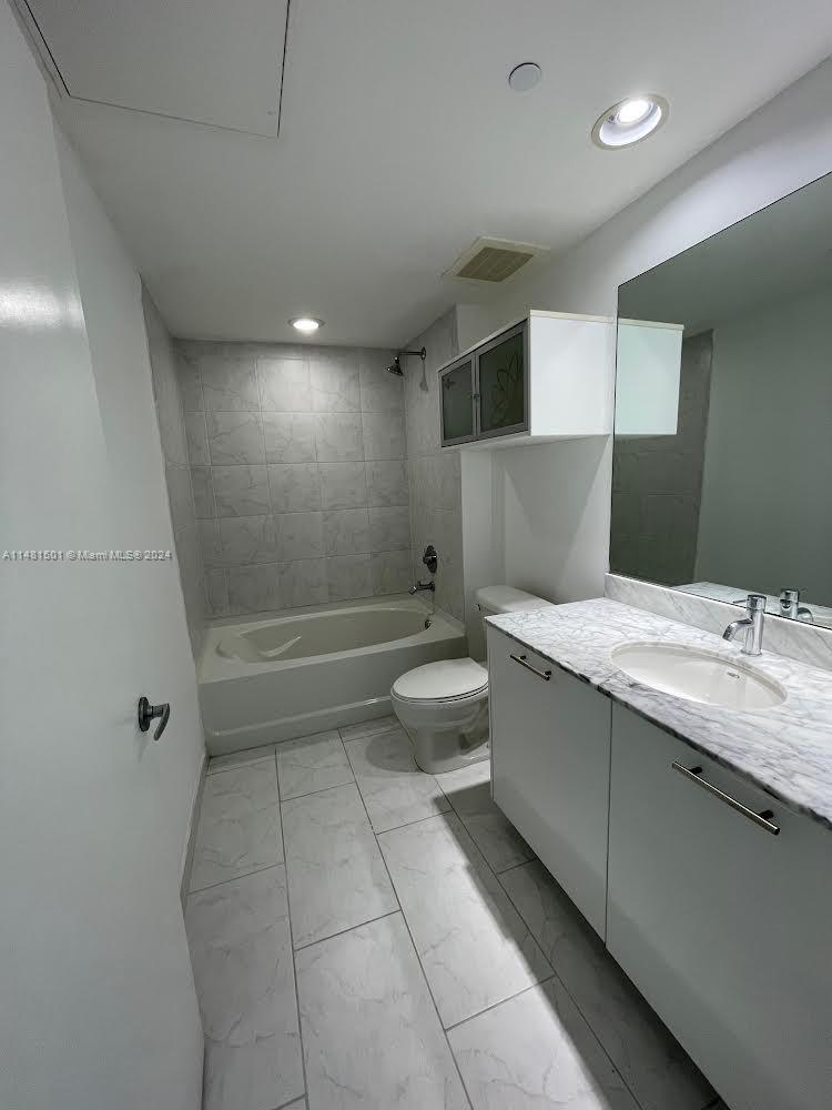 THE PLAZA 901 BRICKELL CO - Residential Lease