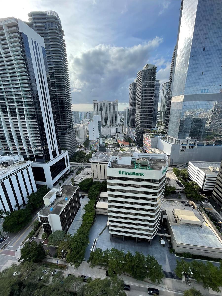THE PLAZA 901 BRICKELL CO - Residential Lease