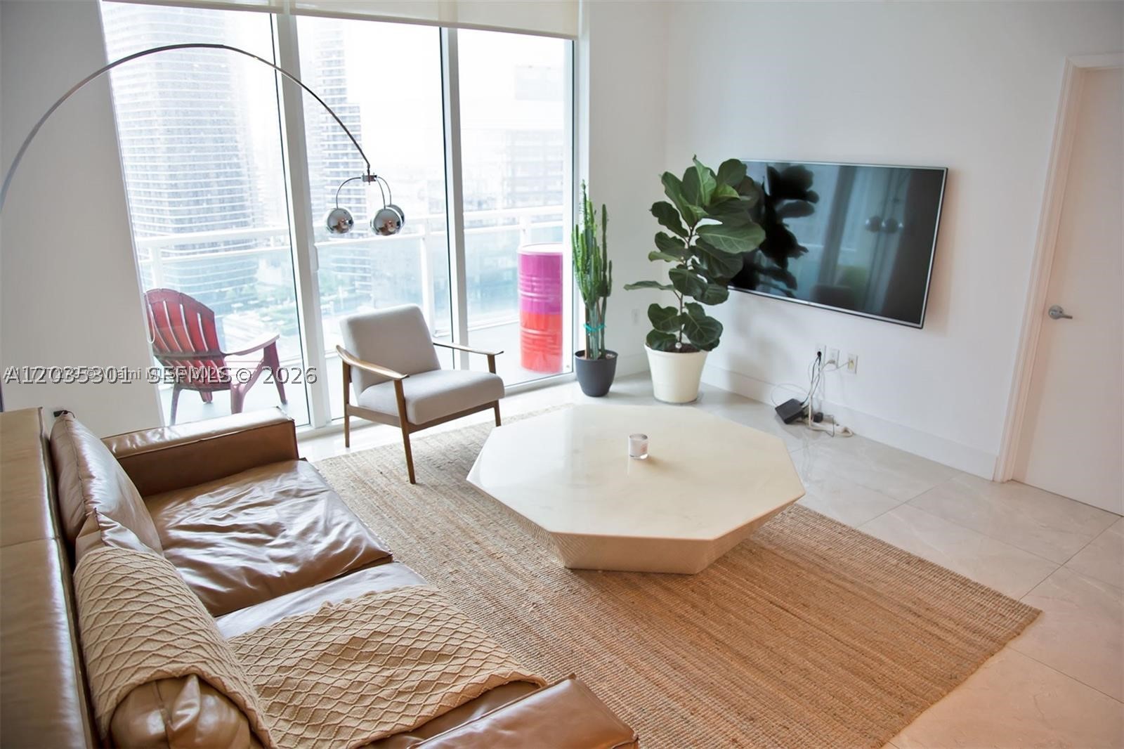 Stunning 2/2 on the 30th Floor with Breathtaking Sunset Views! Enjoy upscale living in this beautifully appointed
unit at 951 Brickell. Features include modern finishes, spacious layout, and spectacular panoramic views of Miami’s
sunsets. Located in the heart of Brickell, offering access to premier dining, shopping, and entertainment. A perfect
blend of luxury and convenience! Unit is fully furnished but is also available UN-FURNISHED!!