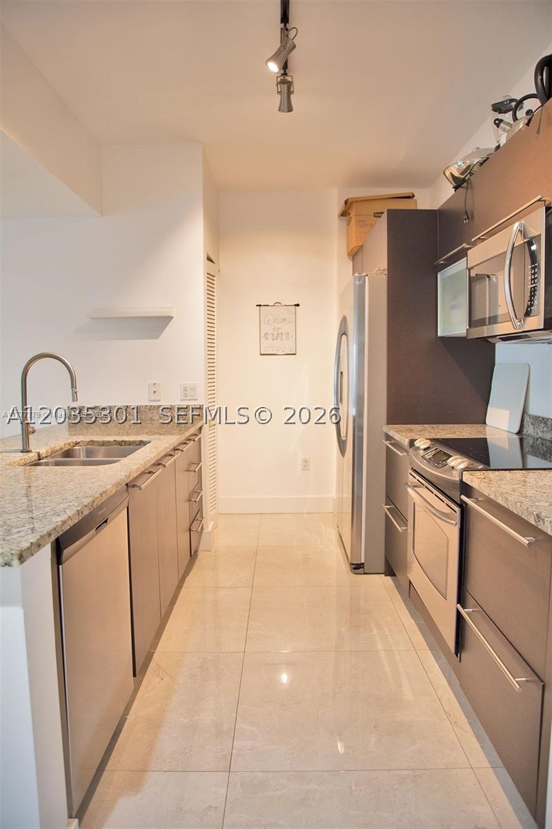 THE PLAZA 901 BRICKELL CO - Residential Lease