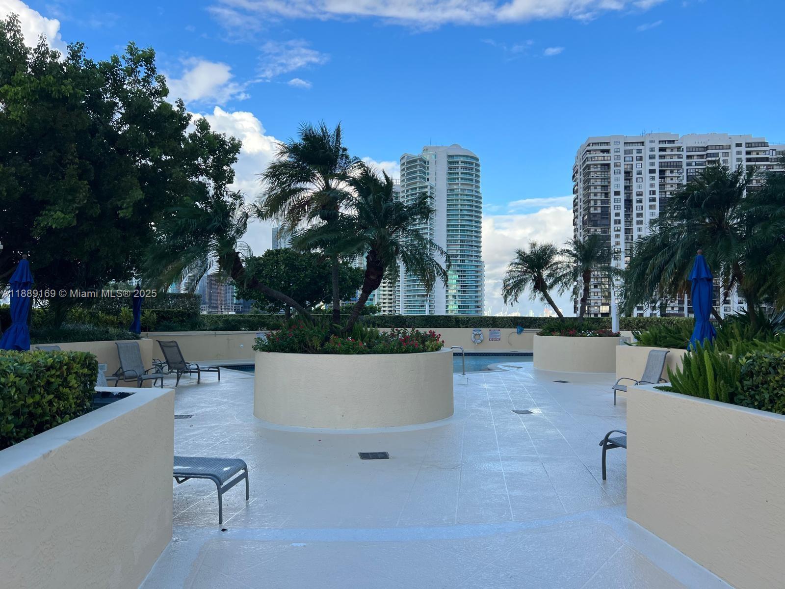 THE METROPOLITAN CONDO - Residential Lease