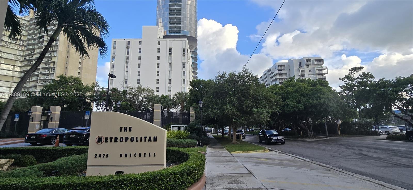 THE METROPOLITAN CONDO - Residential Lease