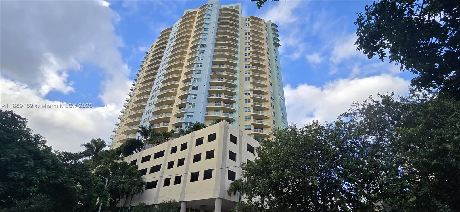 THE METROPOLITAN CONDO - Residential Lease