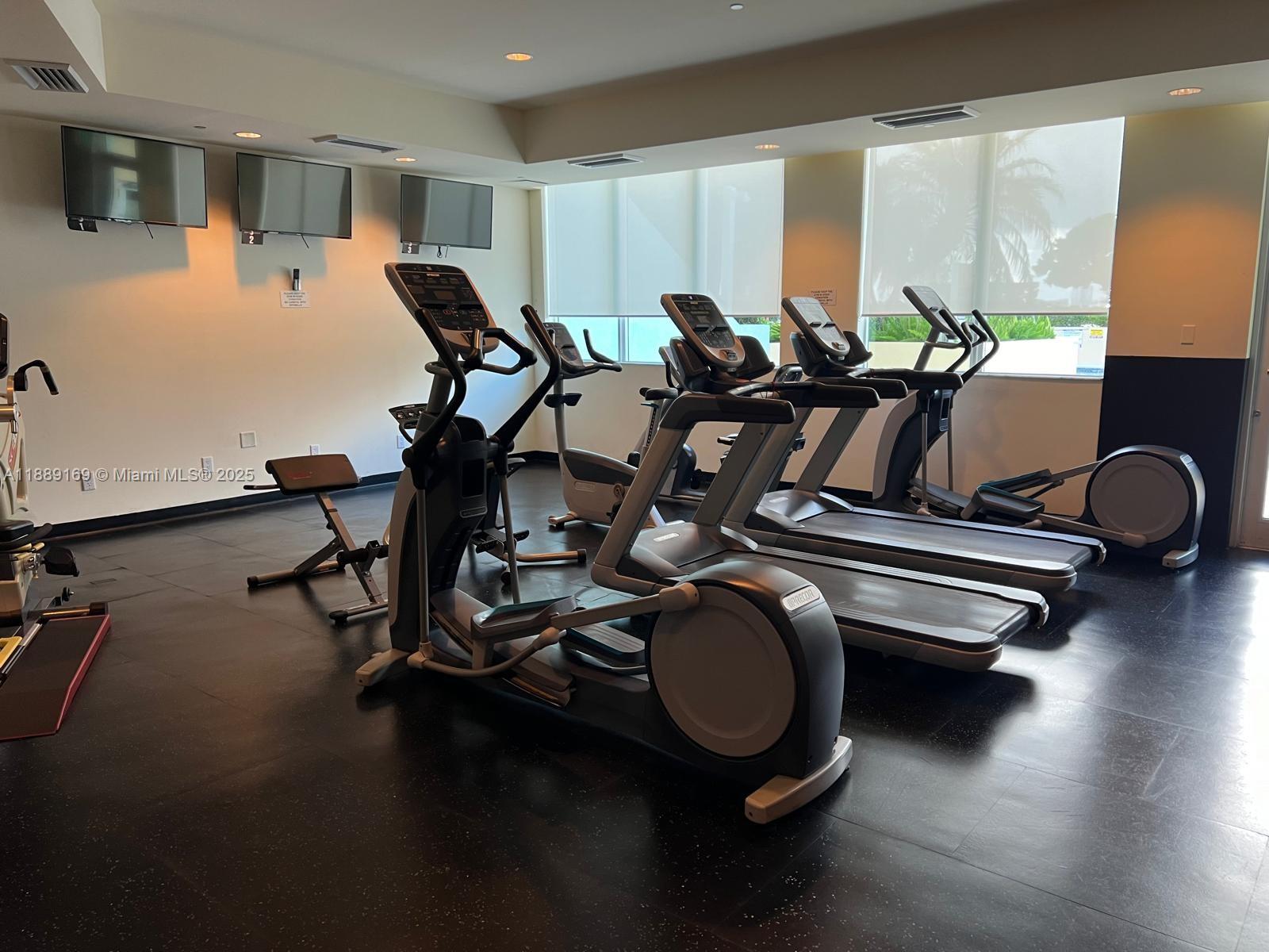 THE METROPOLITAN CONDO - Residential Lease