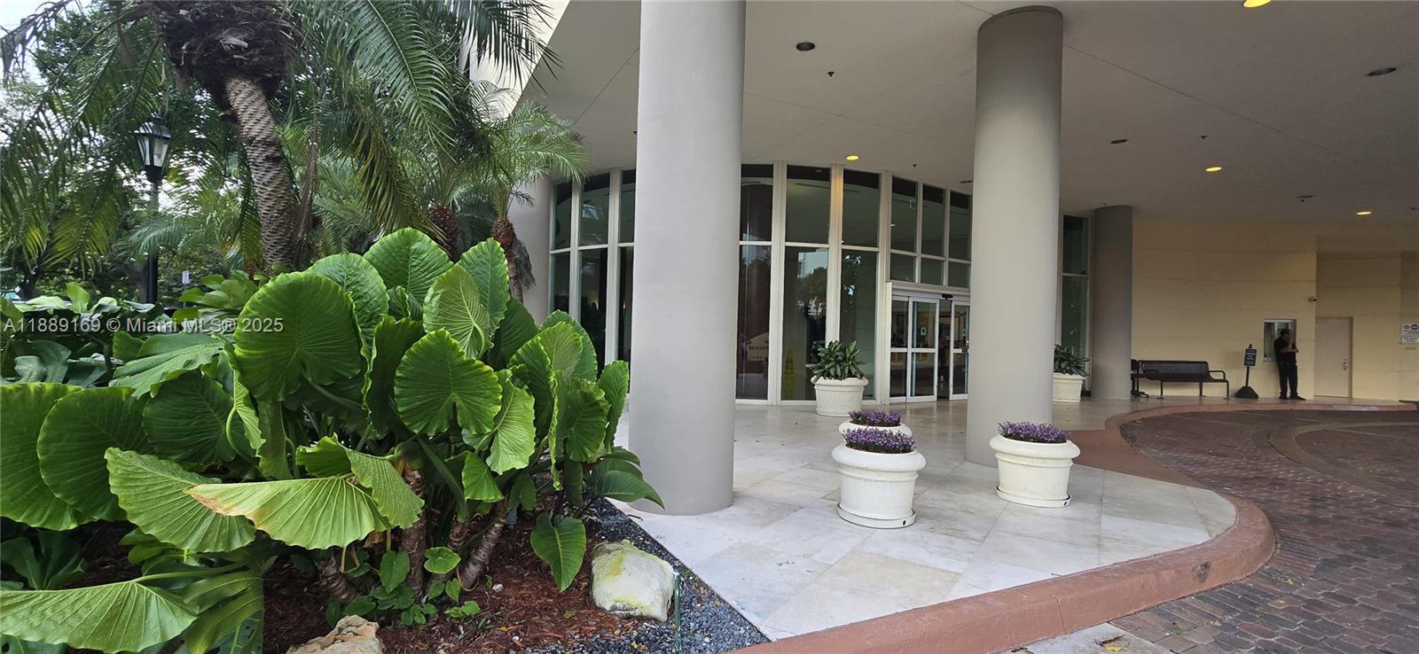 THE METROPOLITAN CONDO - Residential Lease
