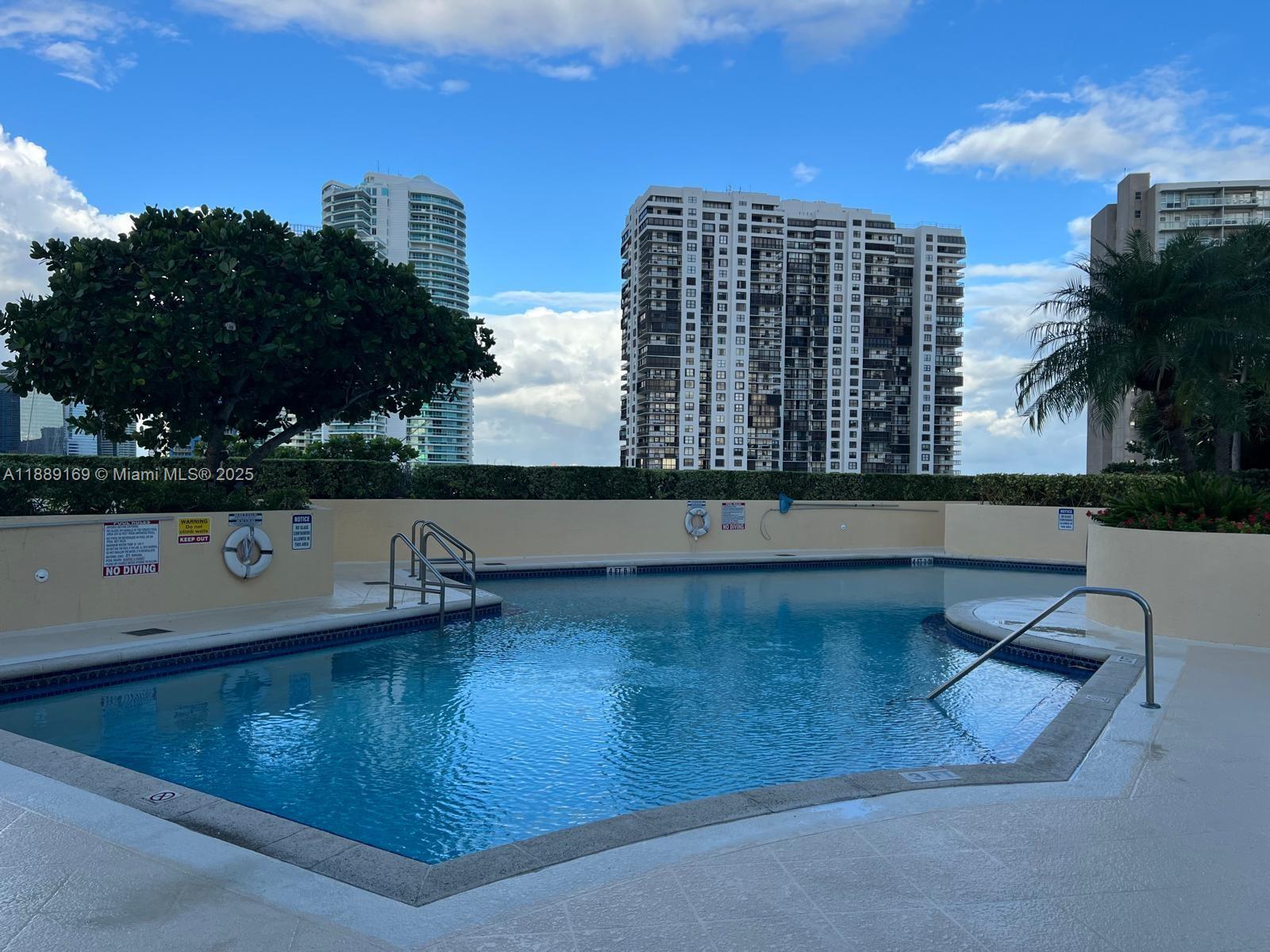 THE METROPOLITAN CONDO - Residential Lease