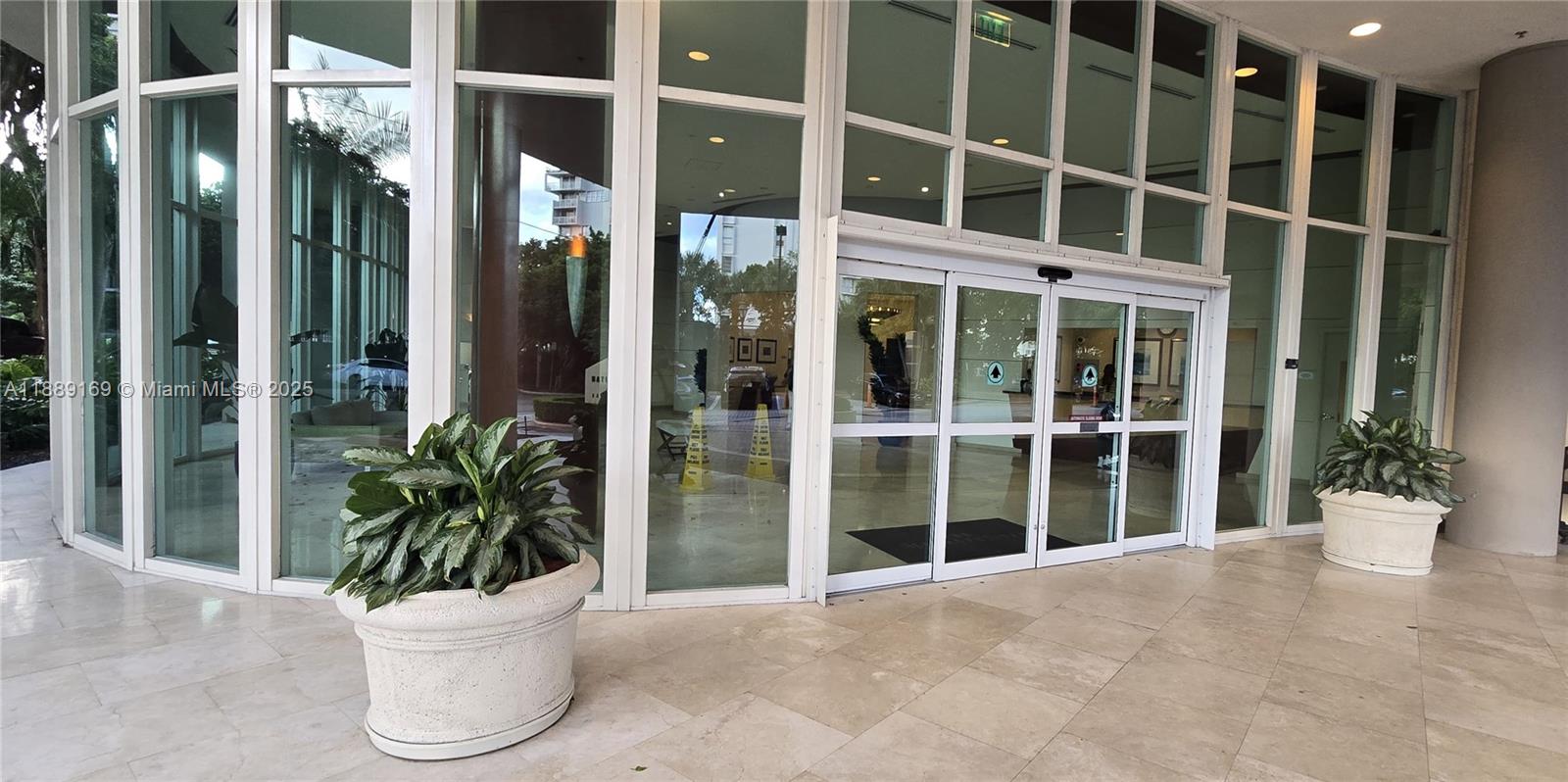 THE METROPOLITAN CONDO - Residential Lease
