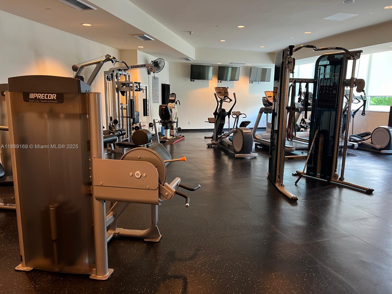 THE METROPOLITAN CONDO - Residential Lease