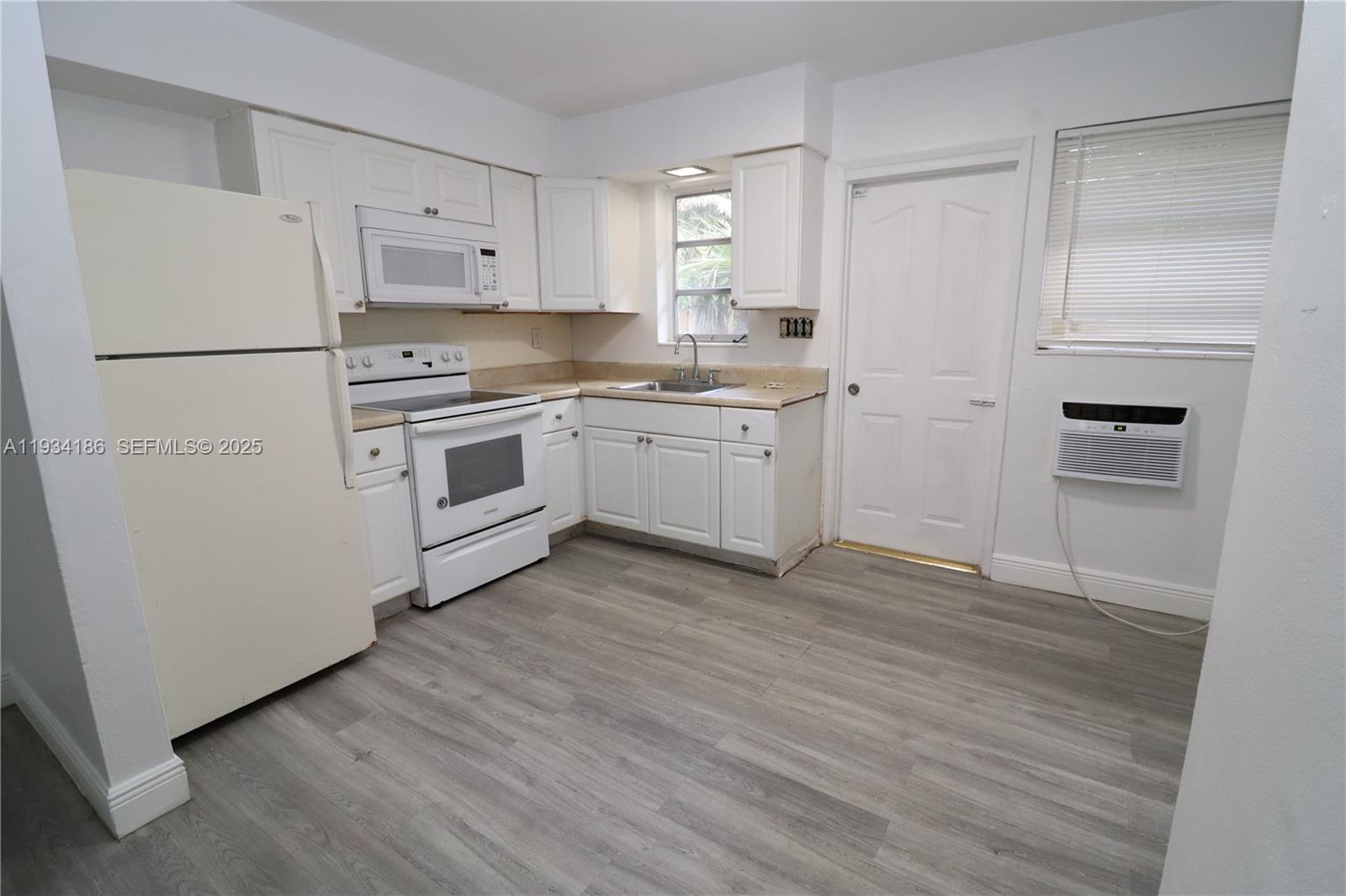 Spacious 1 bd apartment with Private Terrace & a separate Private Patio/Garden area. Open concept kitchen. Located in the prestigious Victoria Park enclave of Ft Lauderdale 1 reserved parking spot ,laundry room on site. Walk to Holiday park, the Jimmy Evert Tennis center, Las Olas Cafes .shopping & entertainment.1 mile to world renowned Ft Lauderdale Beach, PET FRIENDLY boutique garden style complex, rapid approval.