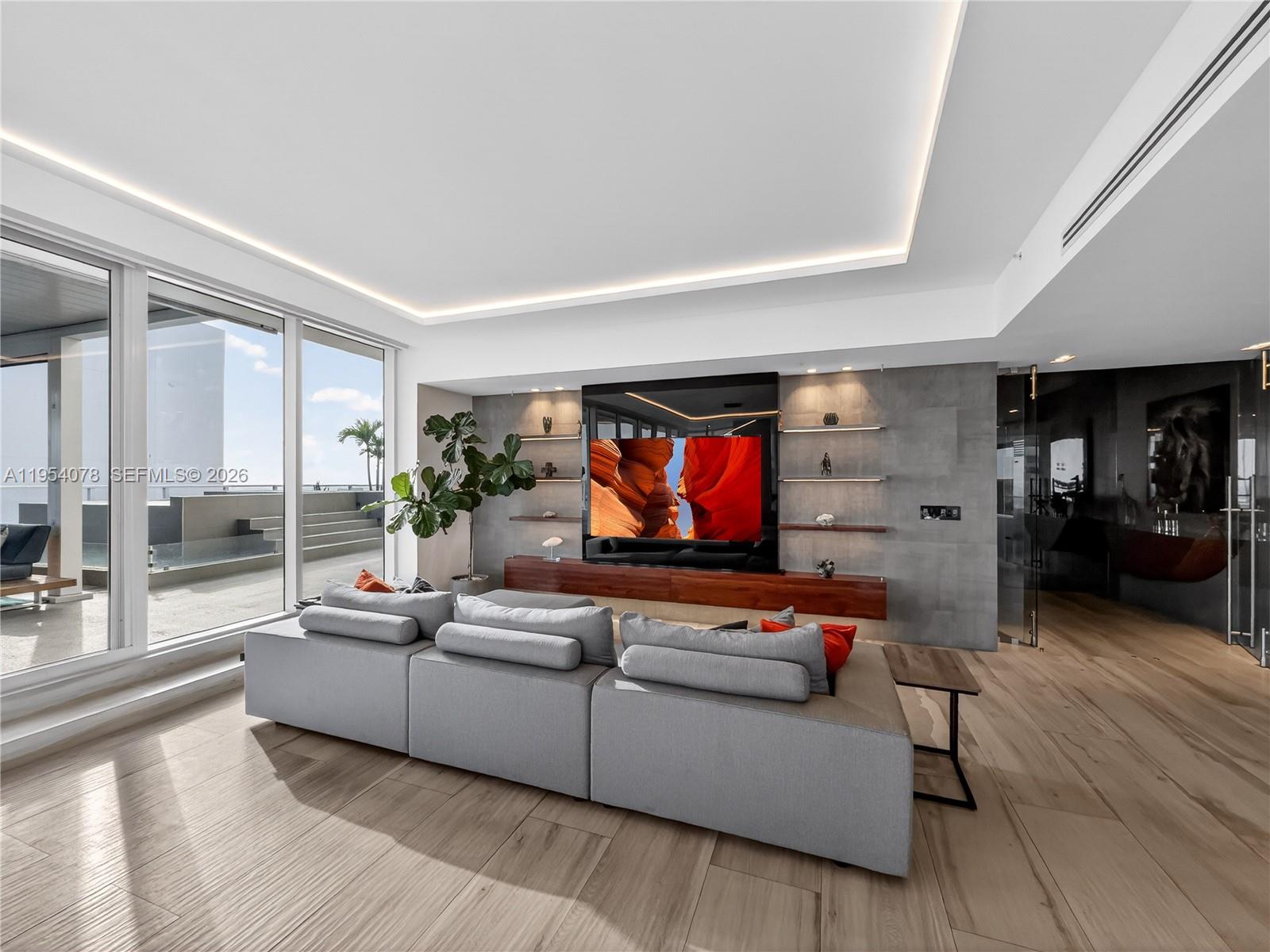 PARAMOUNT BAY CONDO - Residential