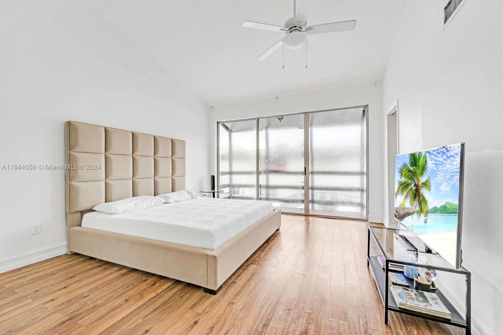 SNAPPER CREEK TOWNHOUSES - Residential