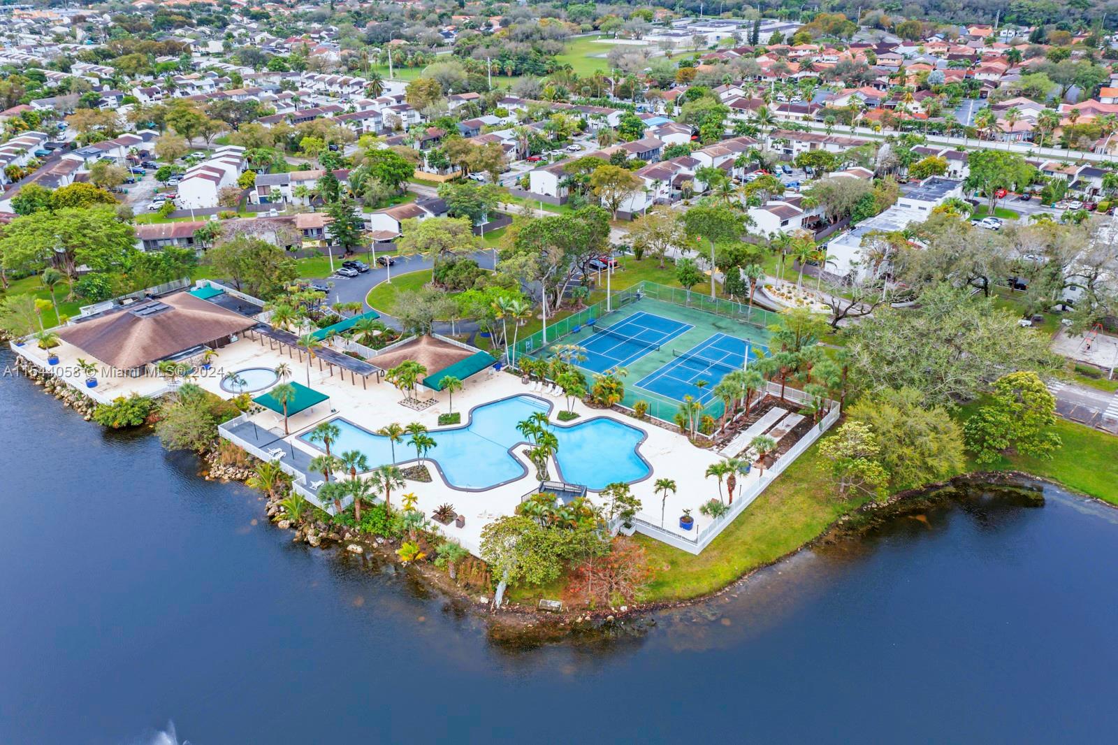 SNAPPER CREEK TOWNHOUSES - Residential