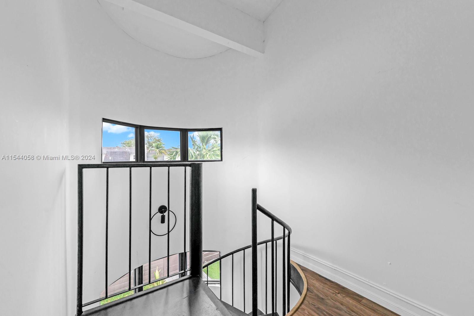 SNAPPER CREEK TOWNHOUSES - Residential