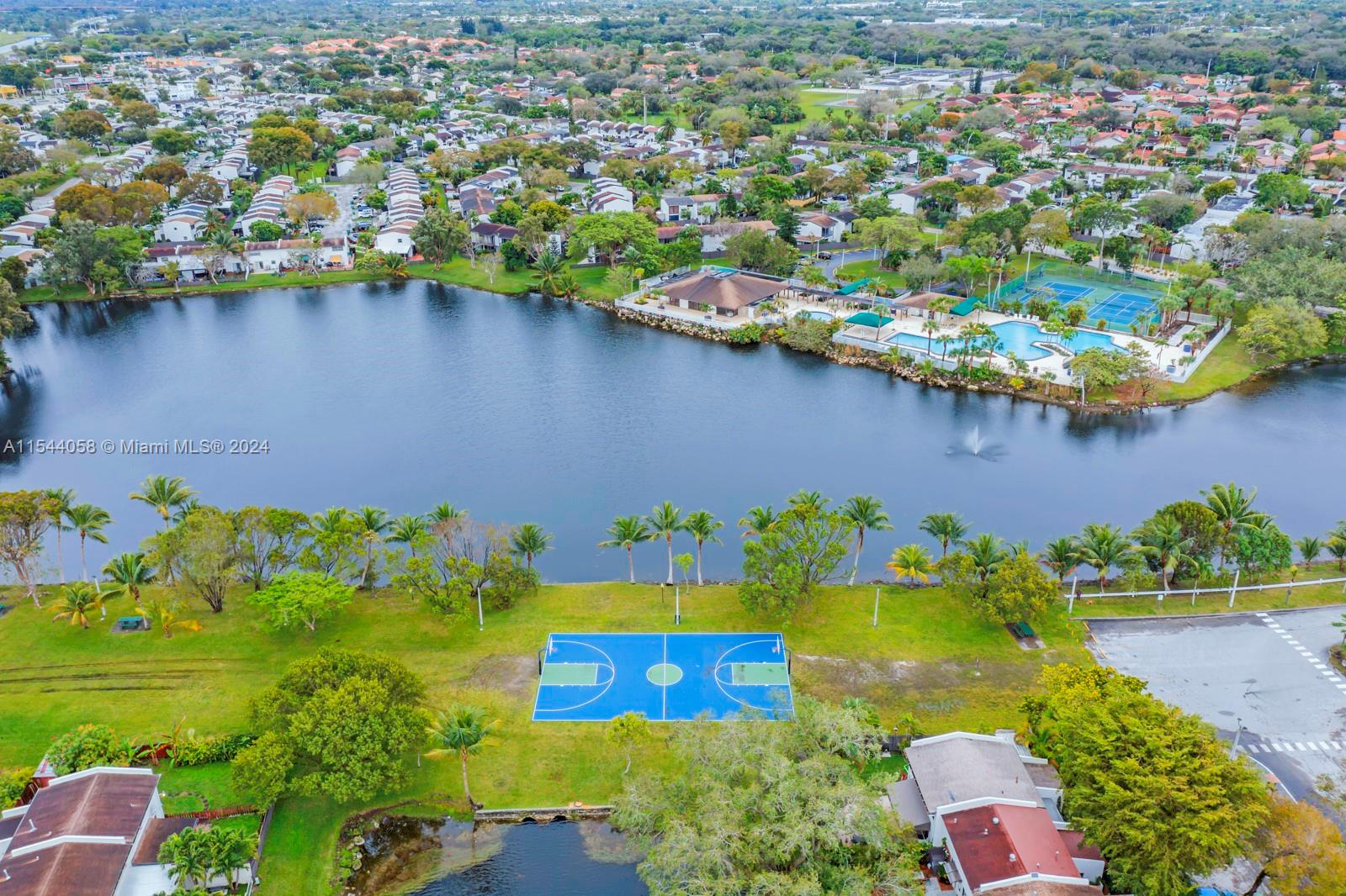 SNAPPER CREEK TOWNHOUSES - Residential