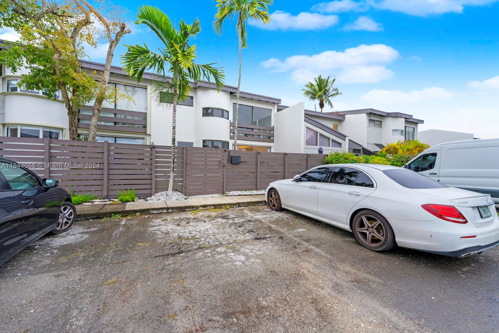 SNAPPER CREEK TOWNHOUSES - Residential