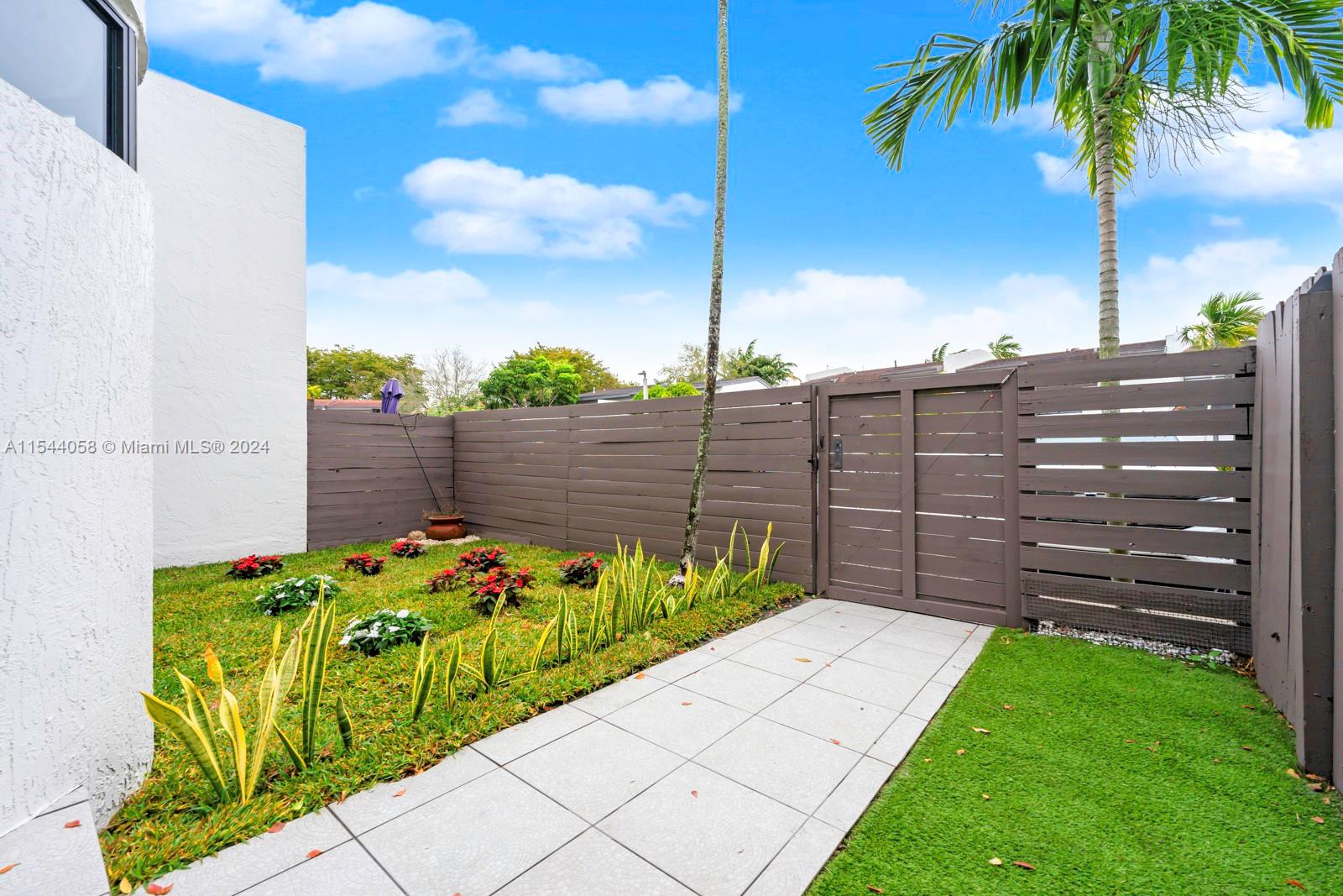 SNAPPER CREEK TOWNHOUSES - Residential