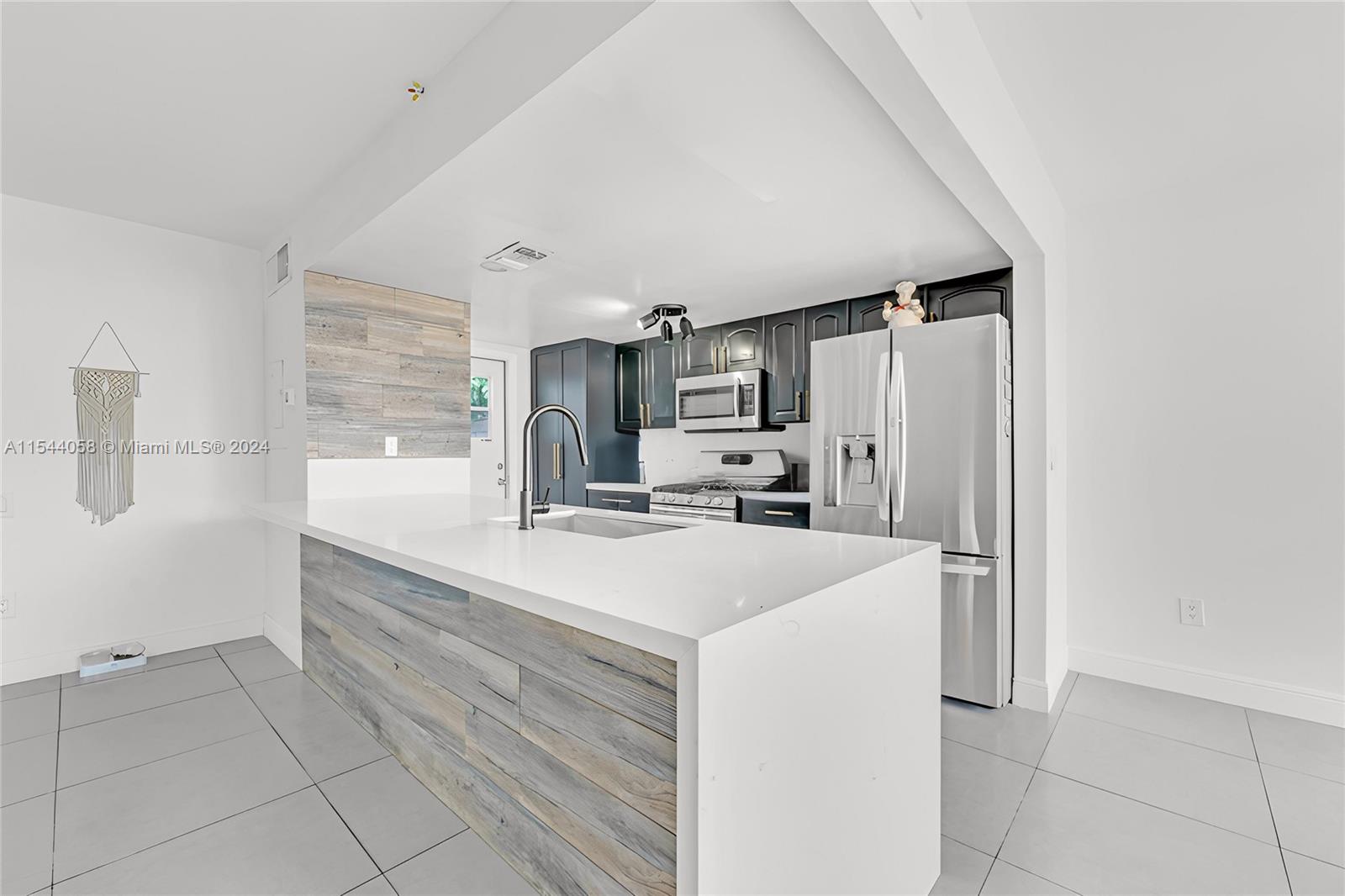SNAPPER CREEK TOWNHOUSES - Residential