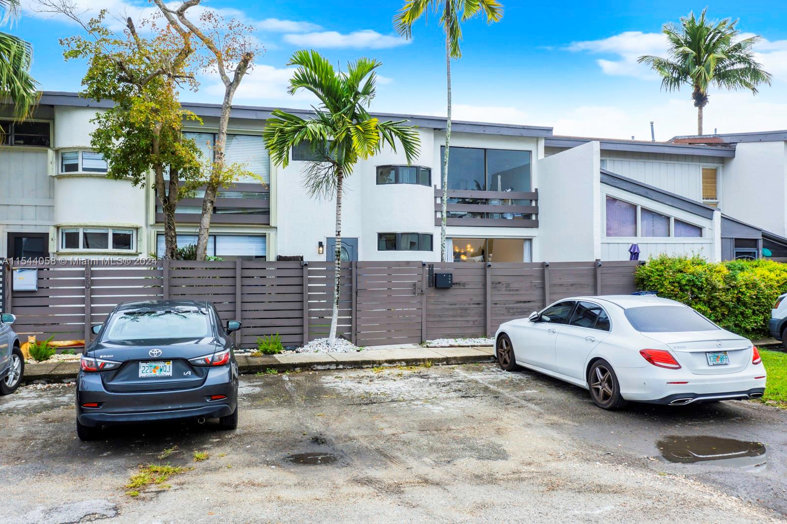 SNAPPER CREEK TOWNHOUSES - Residential