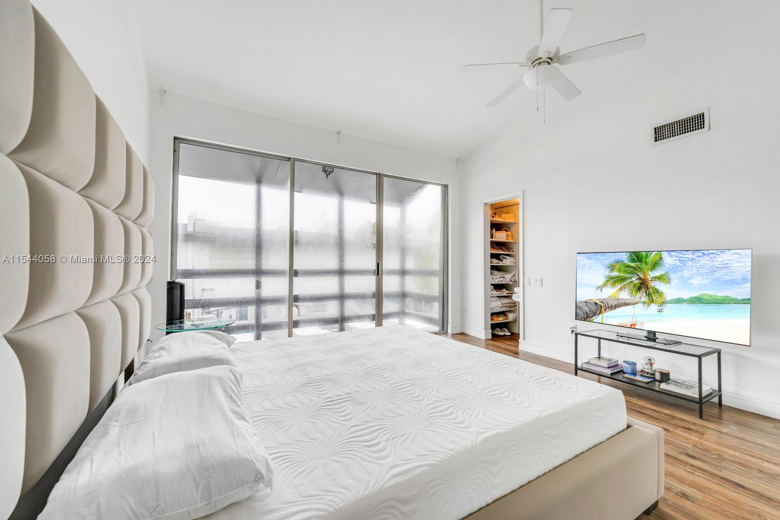 SNAPPER CREEK TOWNHOUSES - Residential