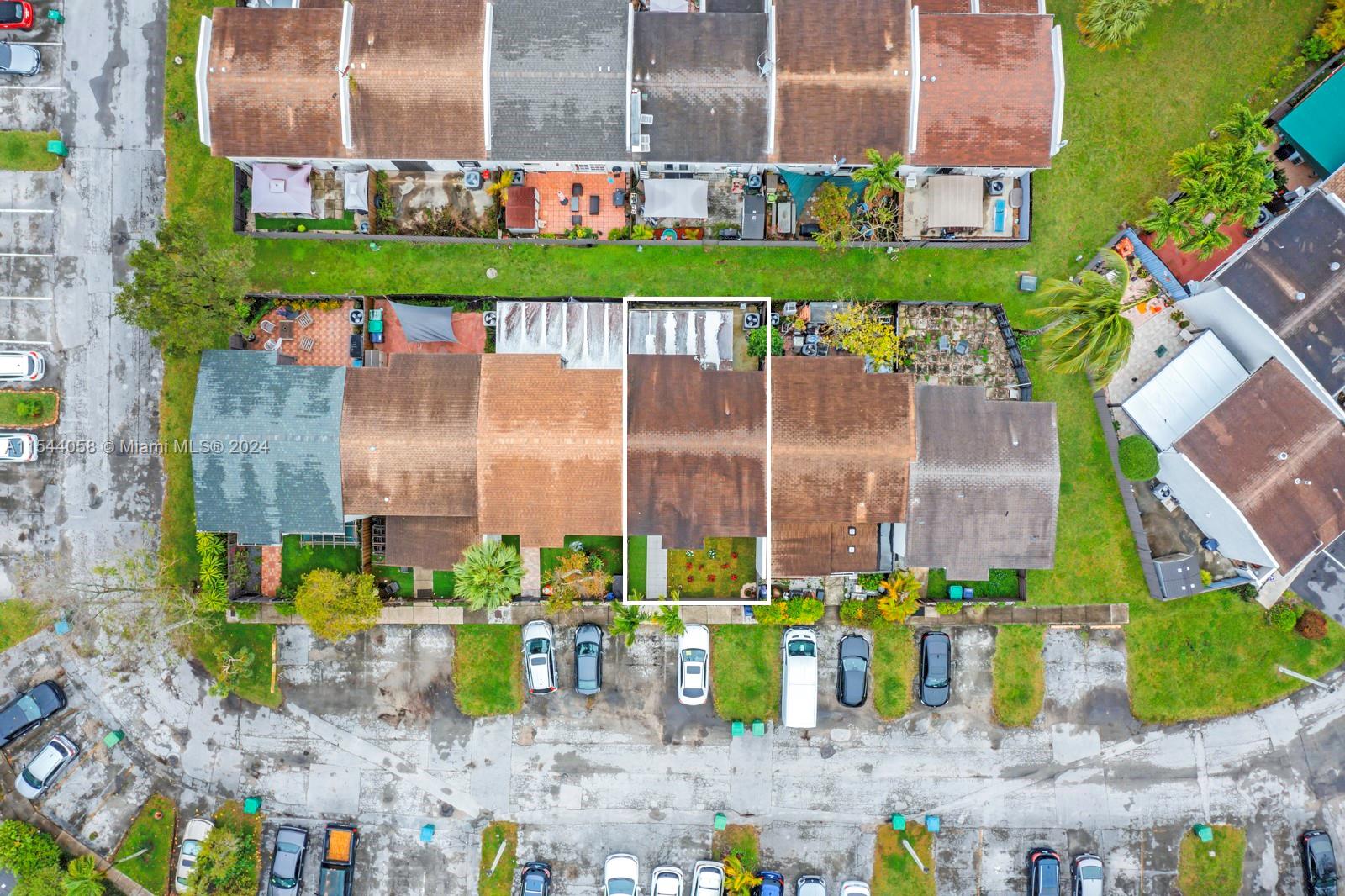 SNAPPER CREEK TOWNHOUSES - Residential