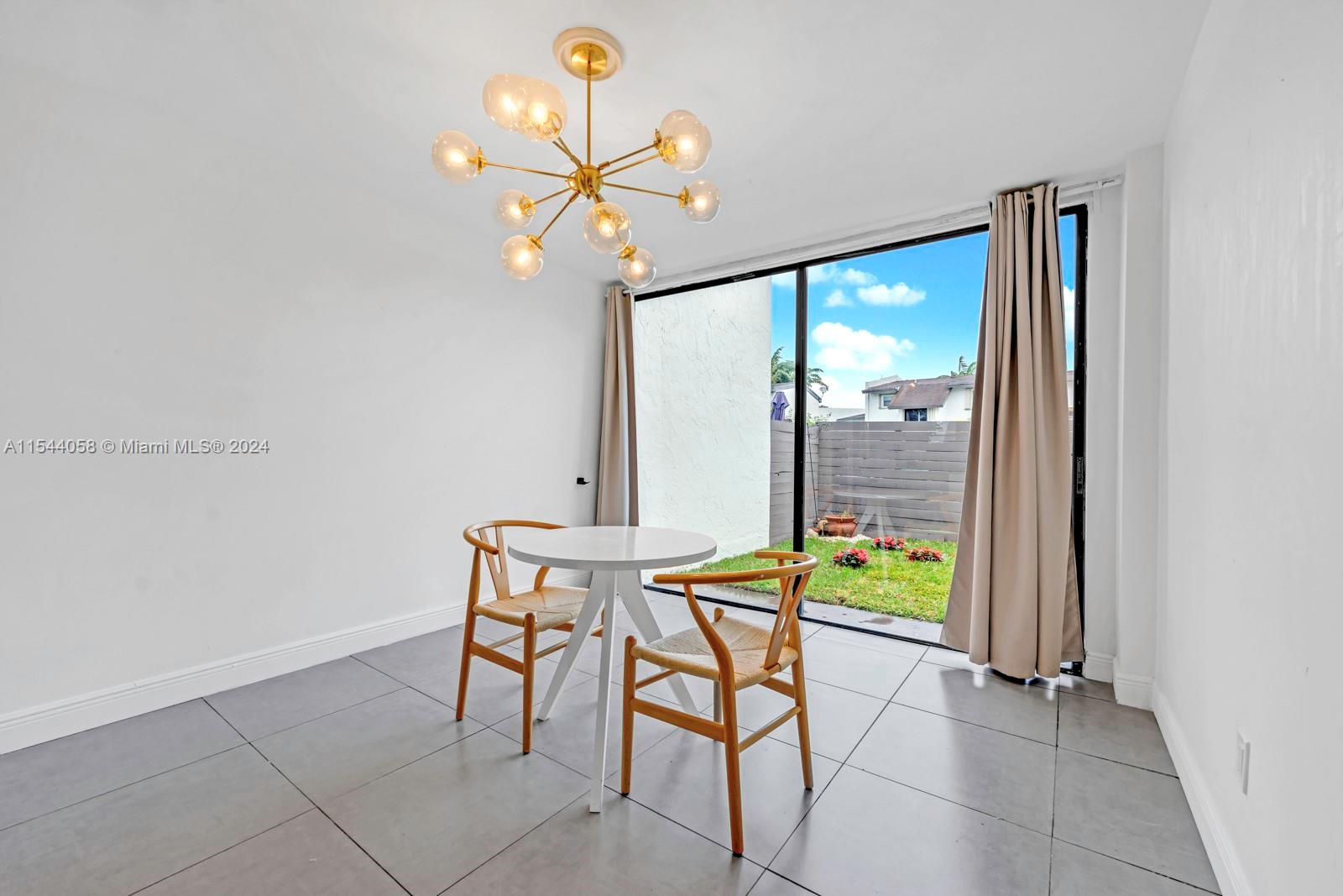 SNAPPER CREEK TOWNHOUSES - Residential