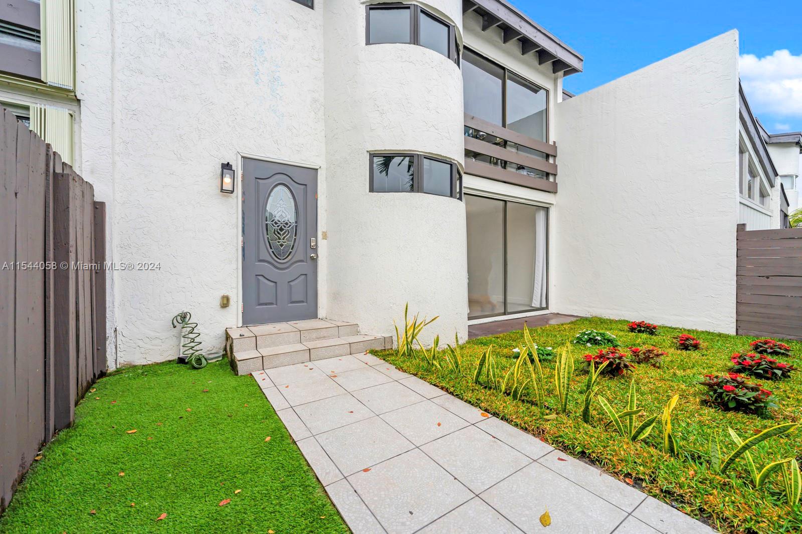 SNAPPER CREEK TOWNHOUSES - Residential