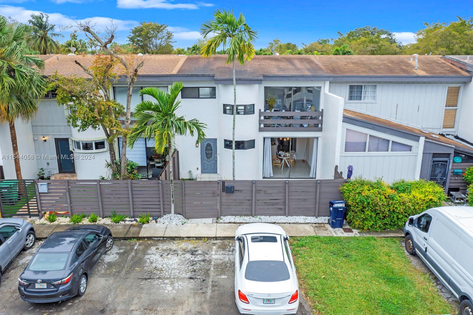 SNAPPER CREEK TOWNHOUSES - Residential