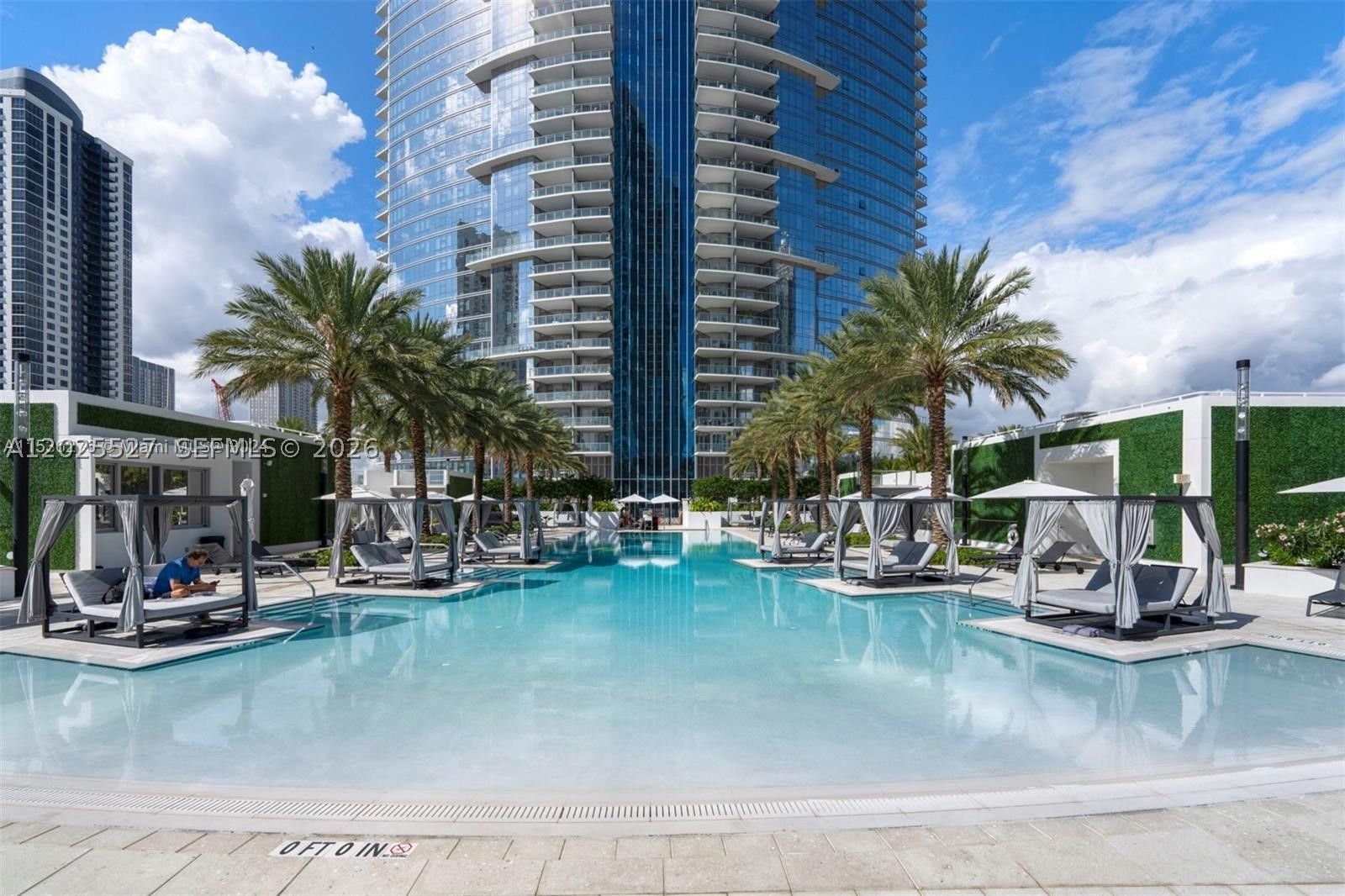 PARAMOUNT MIAMI WORLDCENT - Residential Lease