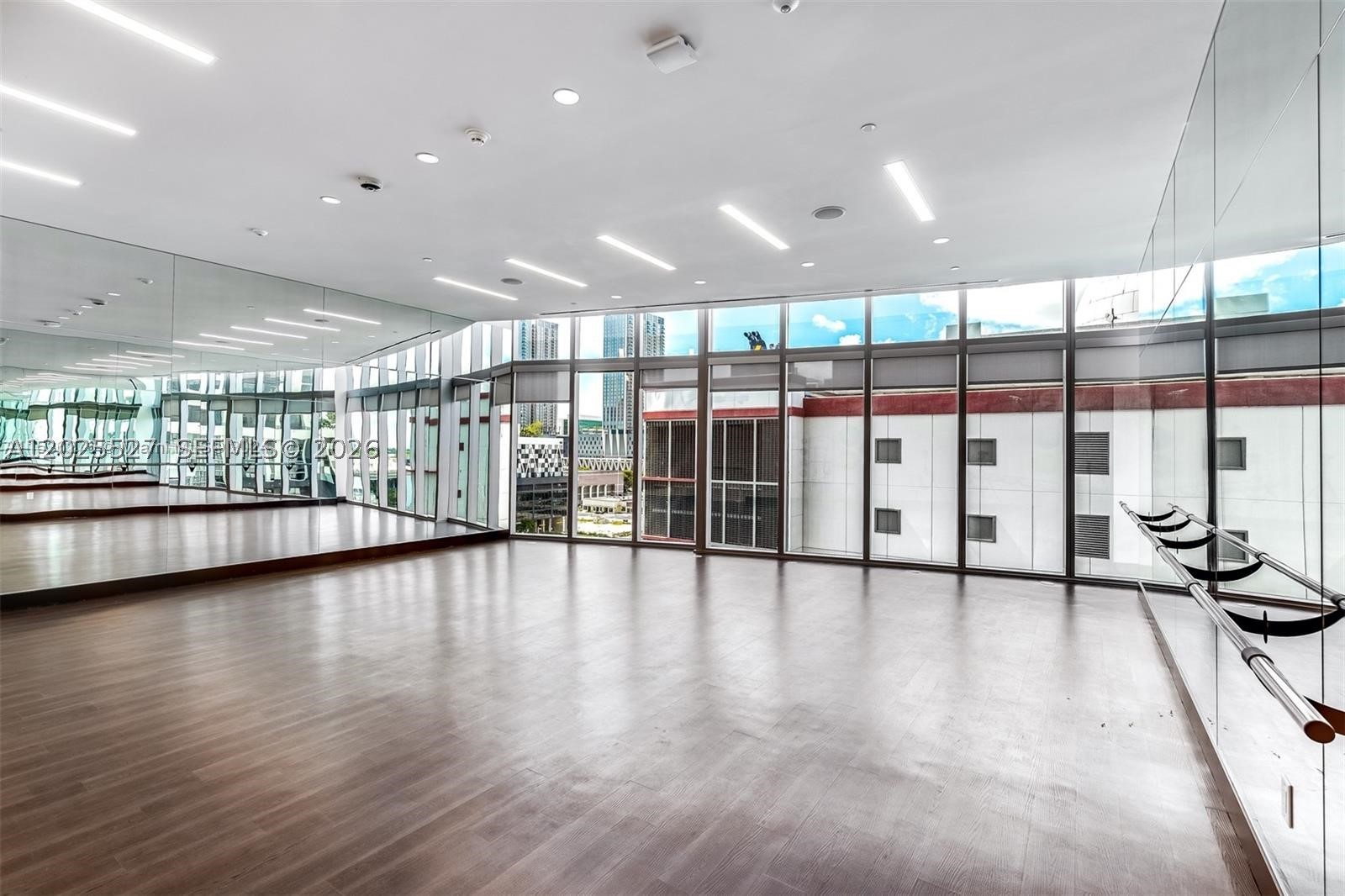 PARAMOUNT MIAMI WORLDCENT - Residential Lease