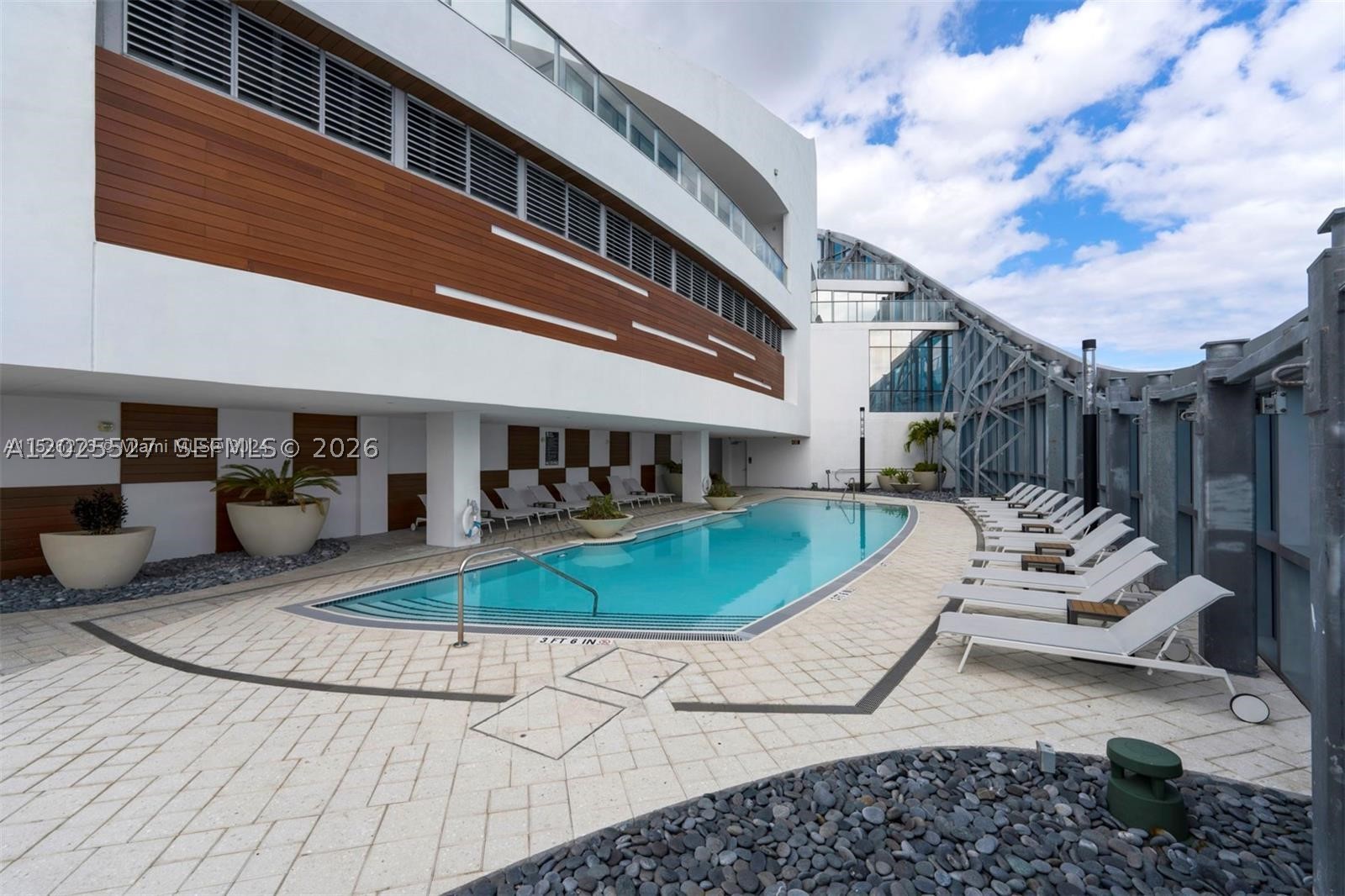 PARAMOUNT MIAMI WORLDCENT - Residential Lease