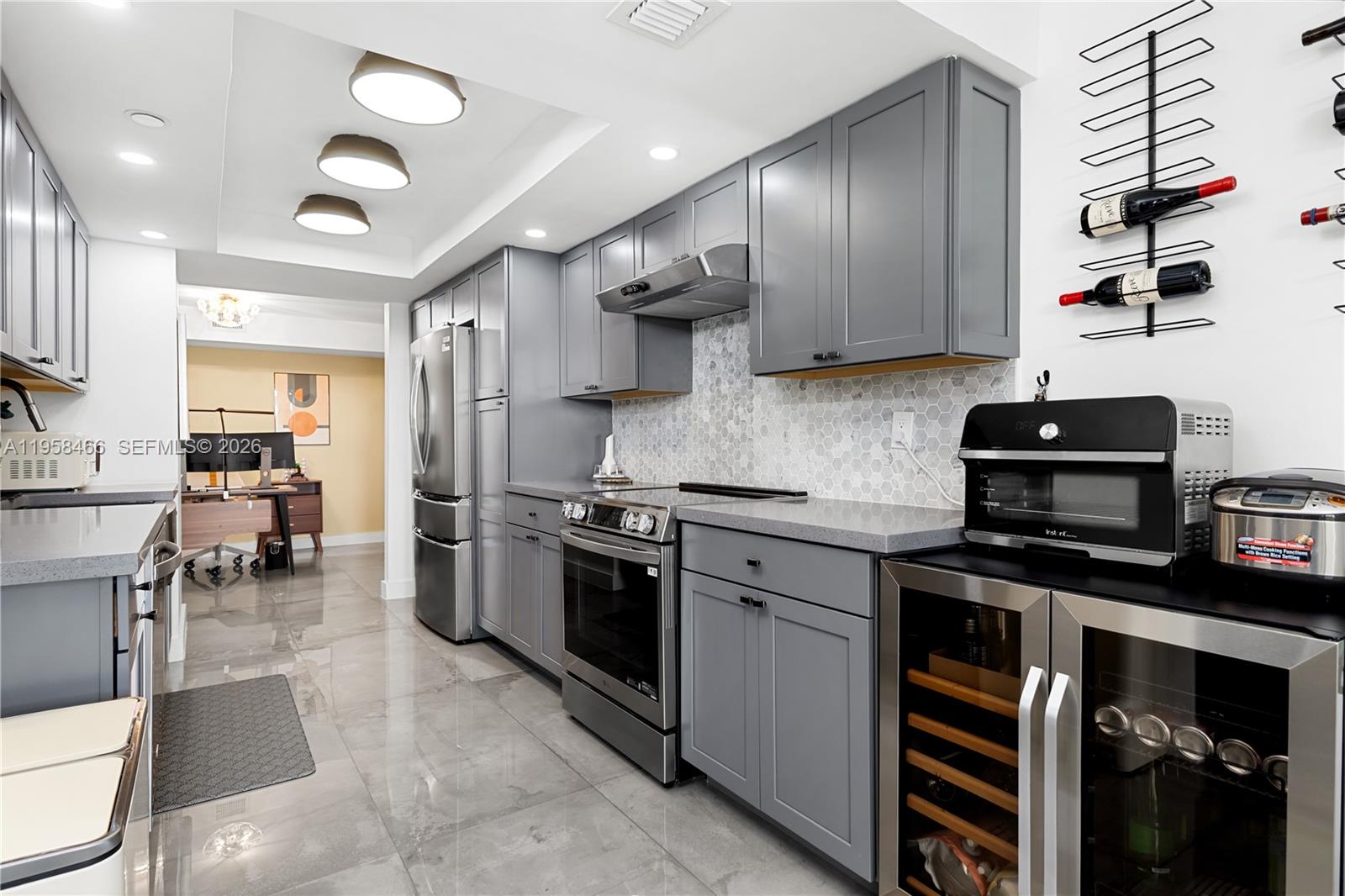 TOWERS OF QUAYSIDE CONDO - Residential