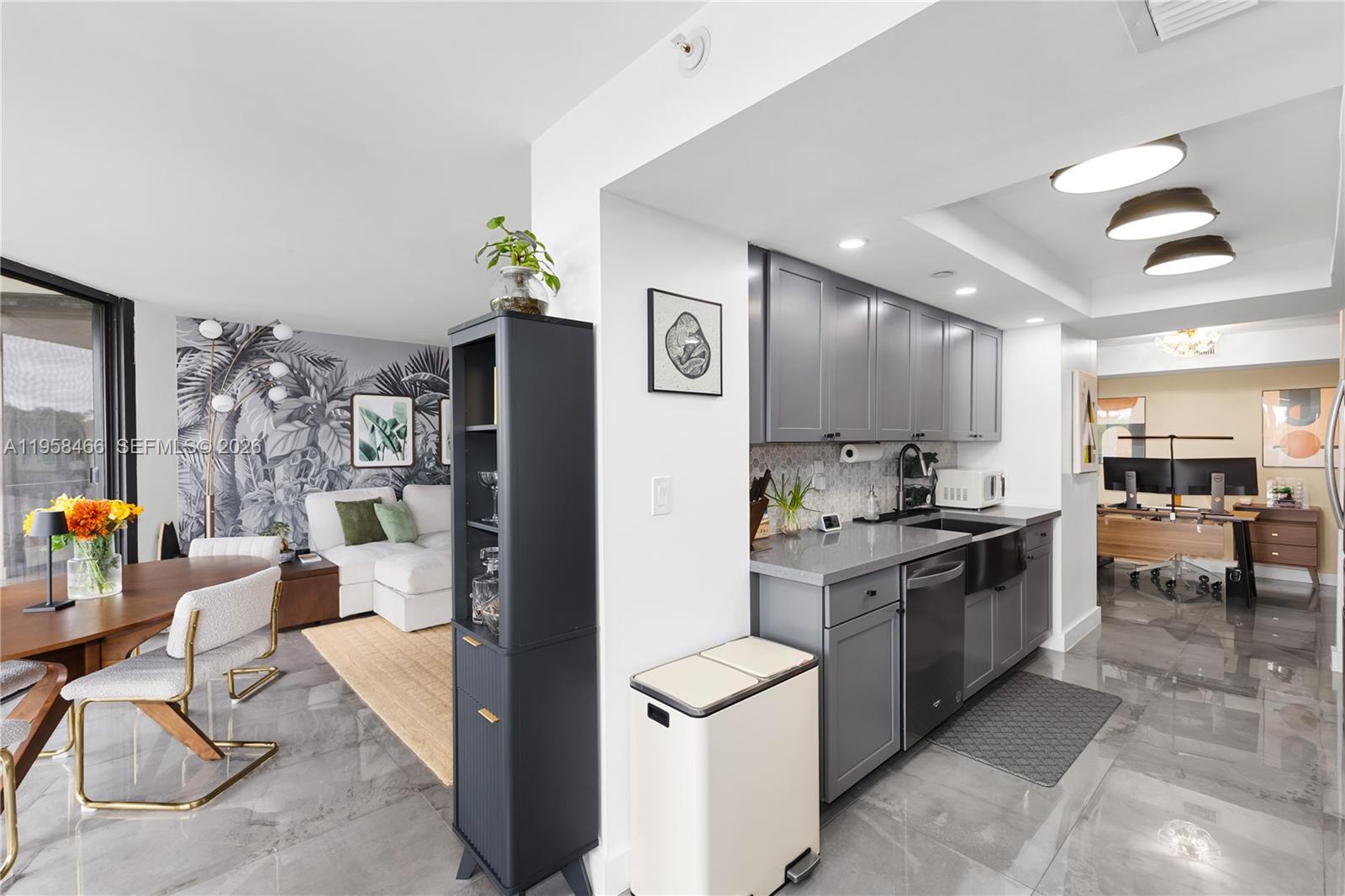 TOWERS OF QUAYSIDE CONDO - Residential