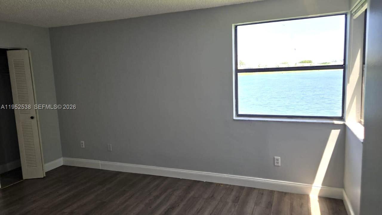 LAKESHORE CONDO #5 - Residential