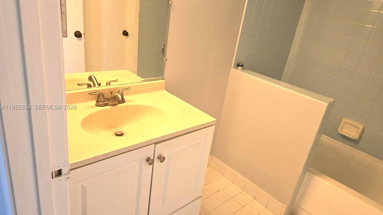 LAKESHORE CONDO #5 - Residential