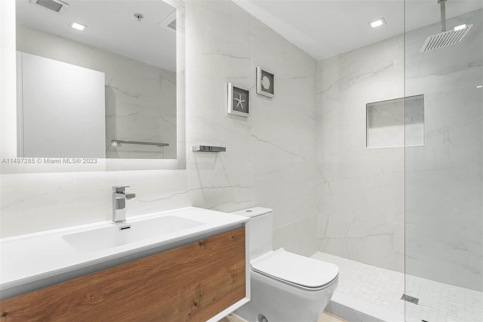 BLUE CONDO - Residential Lease
