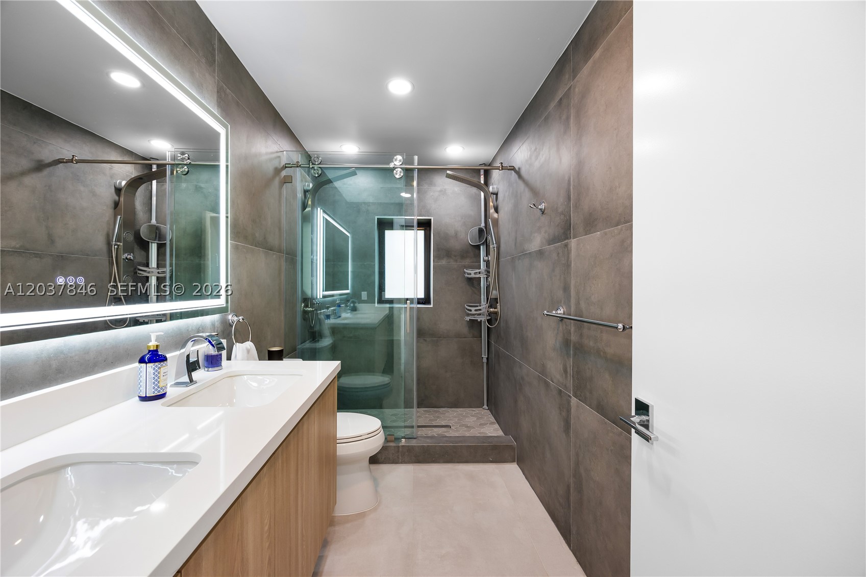 HOLLYWOOD LAKES SECTION - Residential Lease