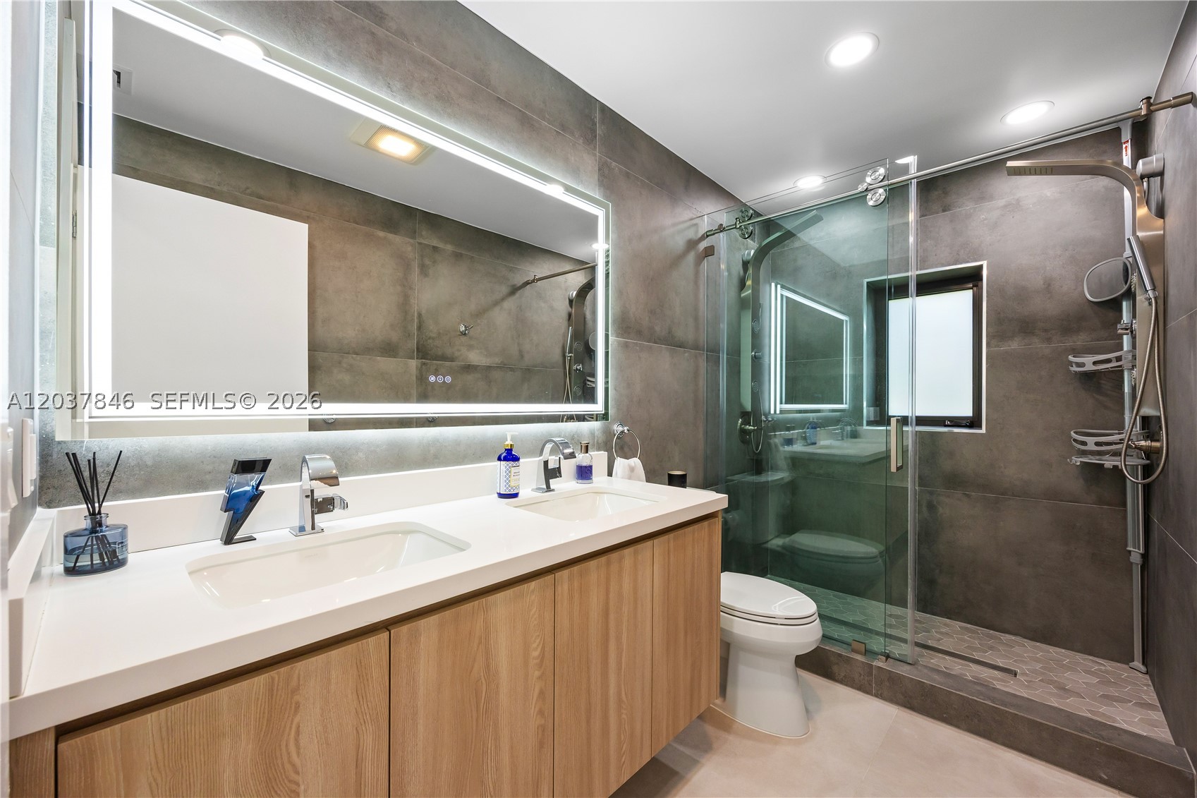 HOLLYWOOD LAKES SECTION - Residential Lease