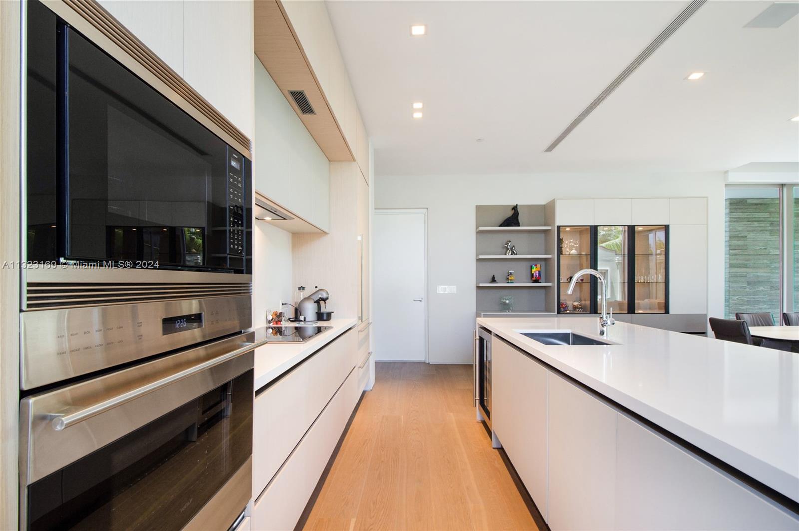 LOUVER HOUSE CONDO - Residential