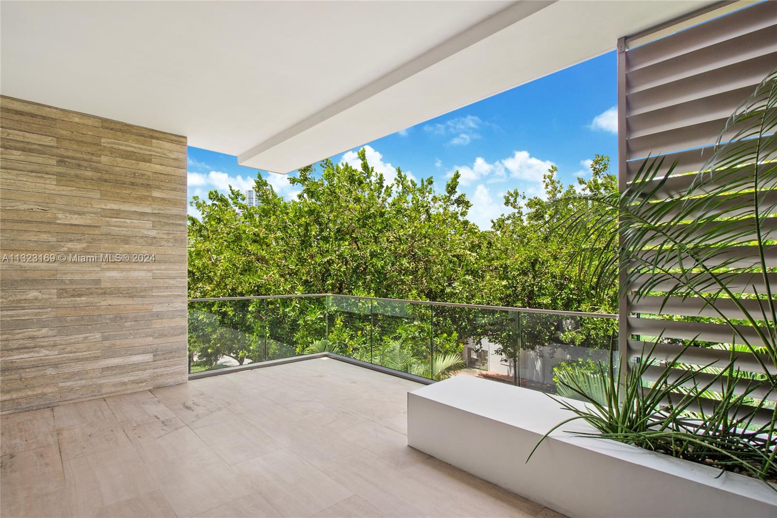 LOUVER HOUSE CONDO - Residential