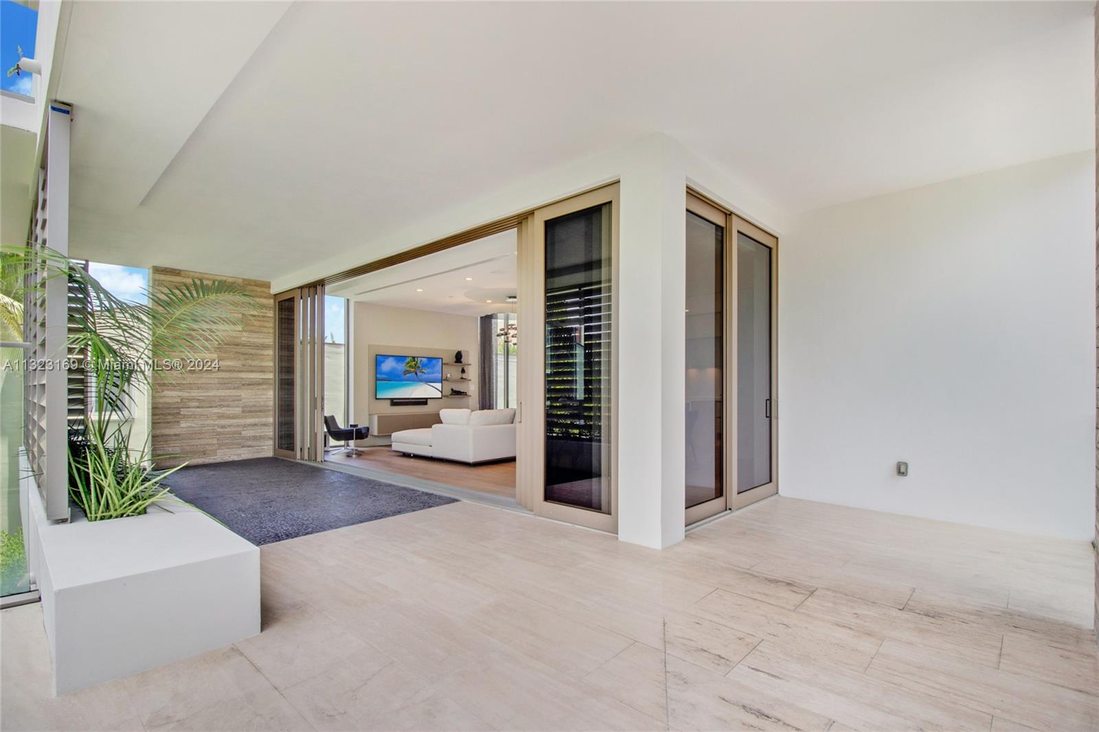 LOUVER HOUSE CONDO - Residential