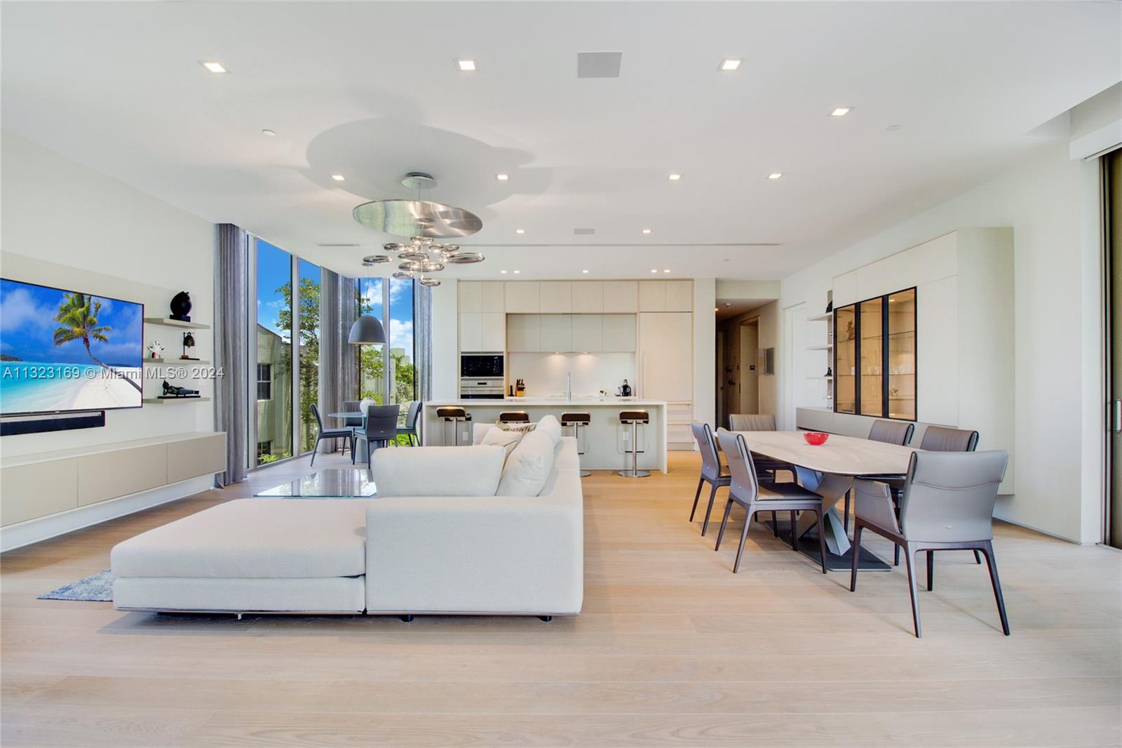 LOUVER HOUSE CONDO - Residential
