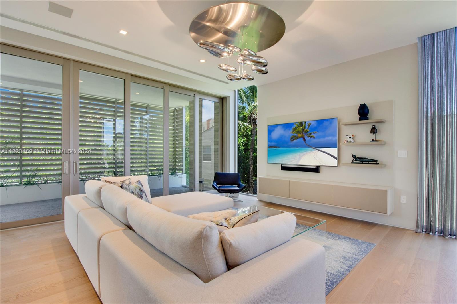 LOUVER HOUSE CONDO - Residential