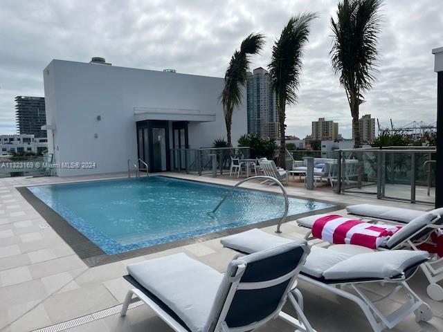 LOUVER HOUSE CONDO - Residential