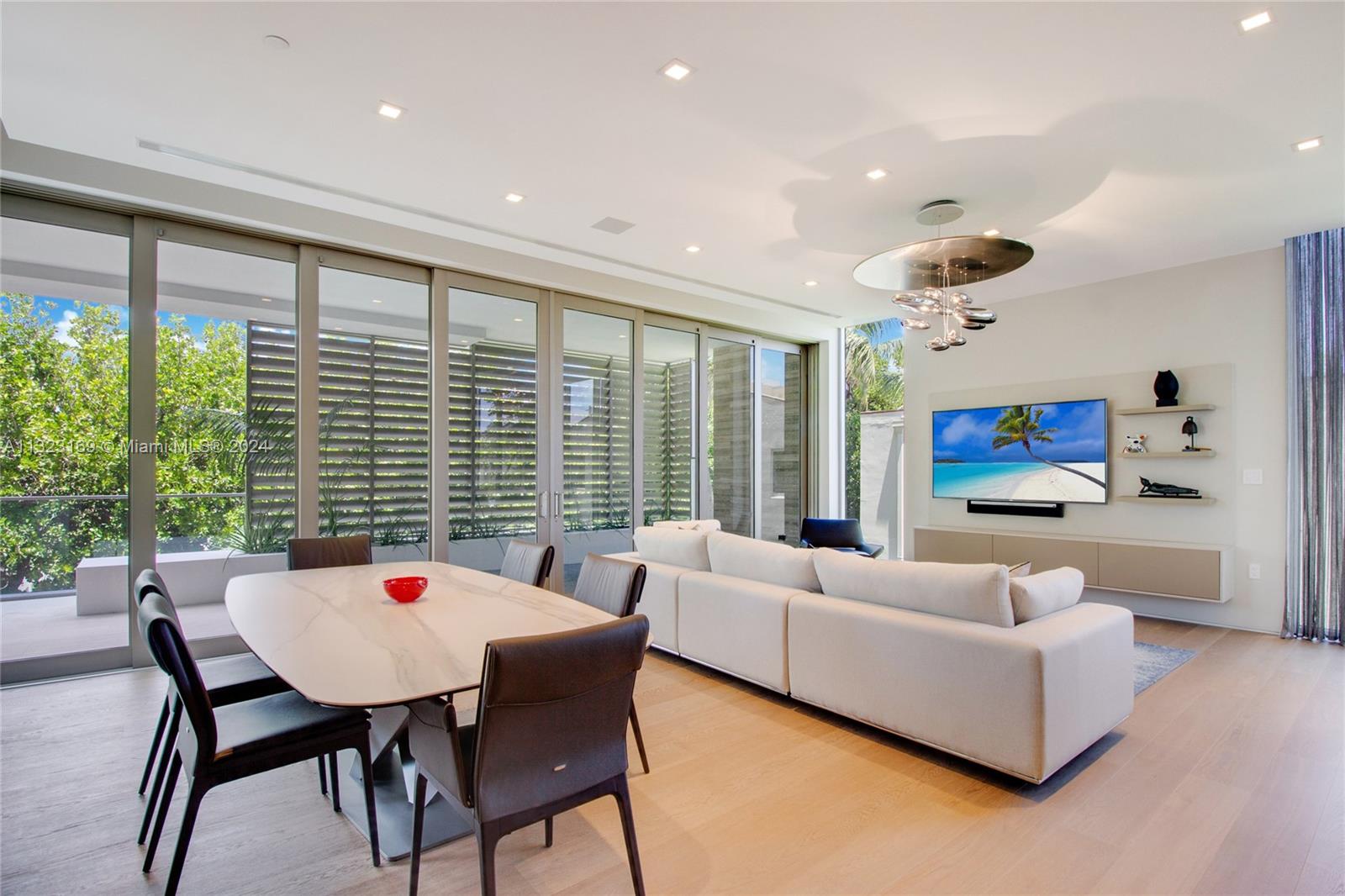 LOUVER HOUSE CONDO - Residential