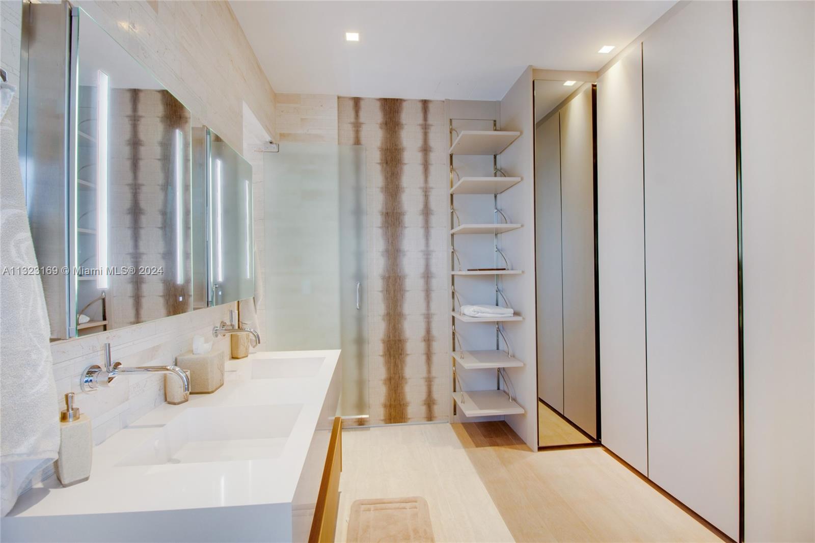 LOUVER HOUSE CONDO - Residential