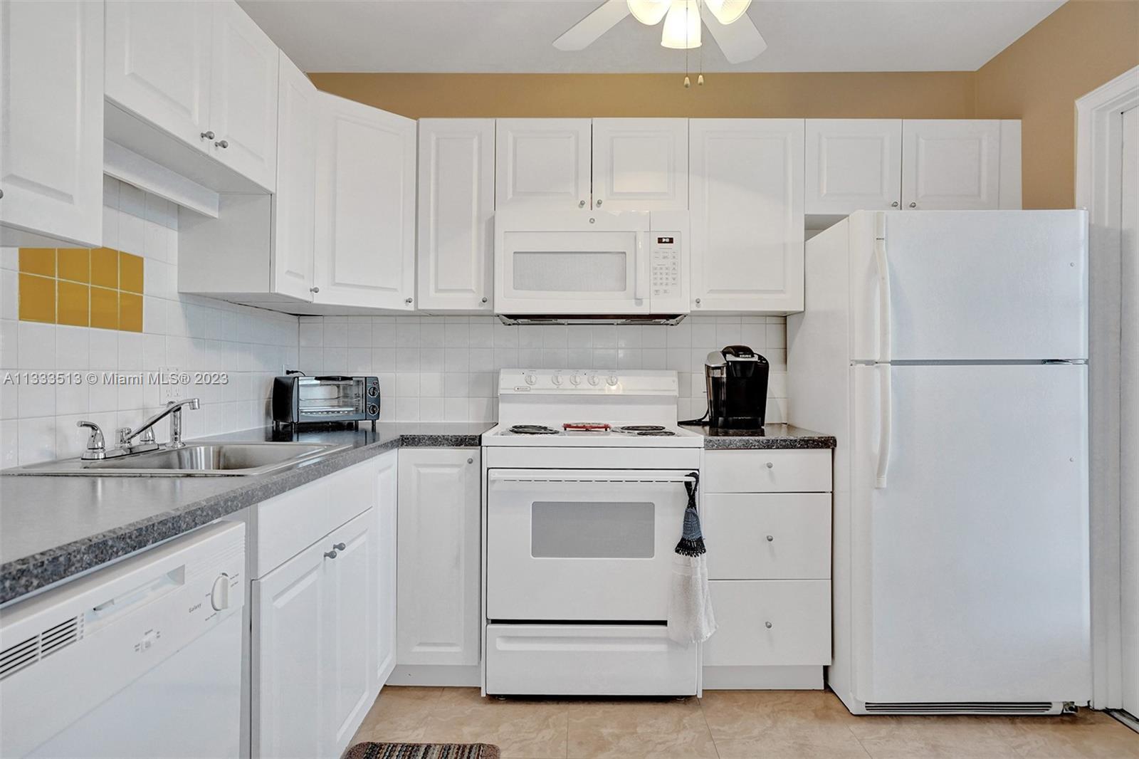 Beautiful one bedroom, comes fully furnished, turn key!
Unit has brand new A/C and water heater.
Great location near main highways, restaurants and shopping plazas.
No rental for the first 2 years.
