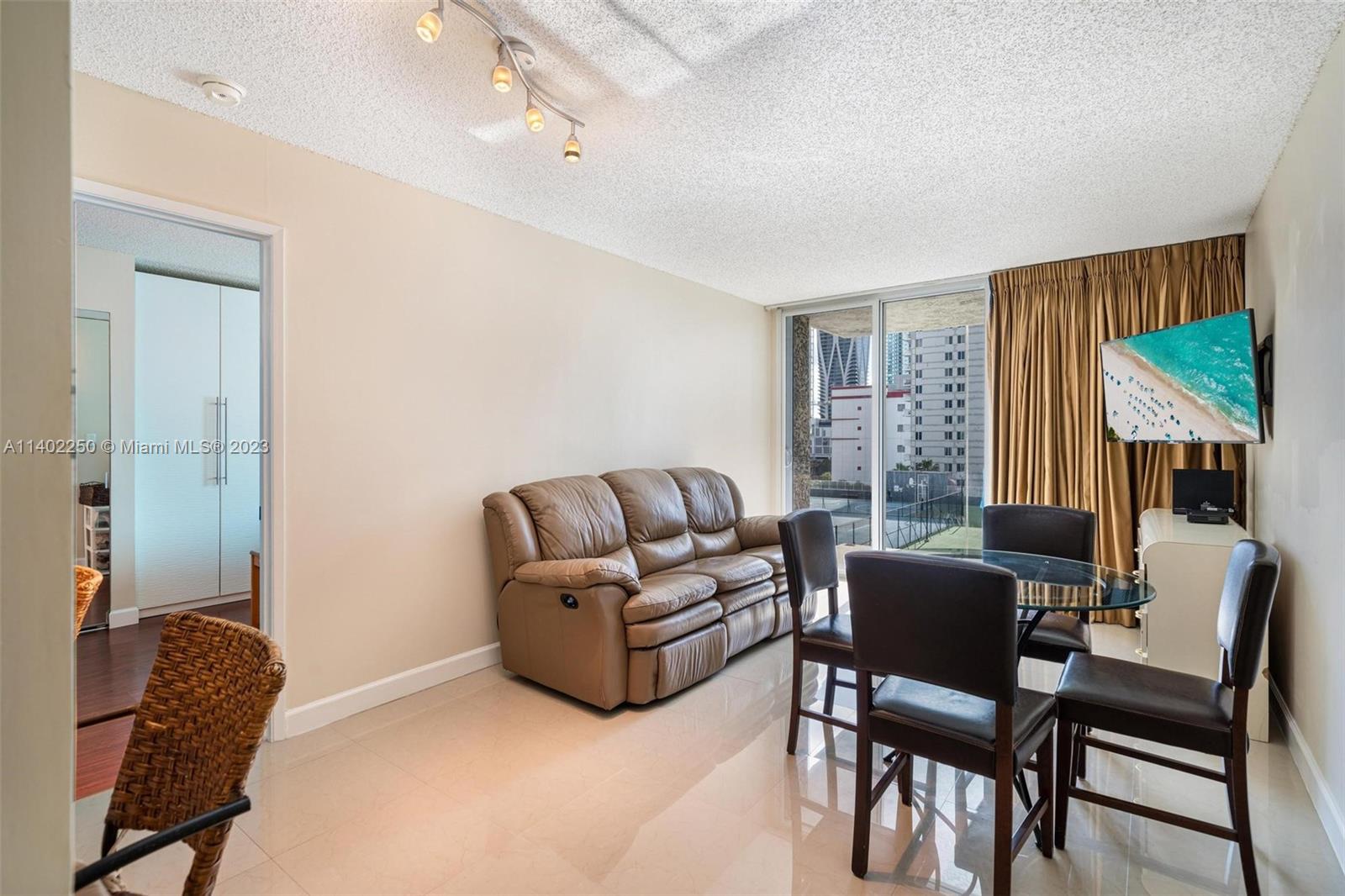 Beautiful and bright 2 bed 2 baths, at the heart of downtown Miami with east facing exposure. Stainless steel appliances, plenty of storage space throughout the unit, and 1 assigned parking on the 4th floor. Close to Brickell, Miami Design District, Wynwood, Miami Arena, a few minutes to South Beach. Great for investors - Gated condo with 24 hour security and resort style amenities: gym, bbq, pool with cabanas, jacuzzi, beach volleyball, 2 tennis & basketball court , billiard/poker table, party room, library, movie theatre. Pet friendly. You'll be steps away from world-class dining, shopping, and entertainment.